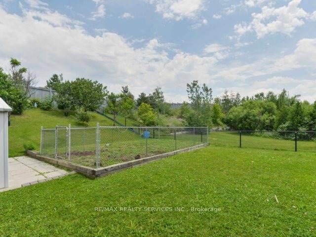 106 Pennyroyal Crescent Property Photo 13