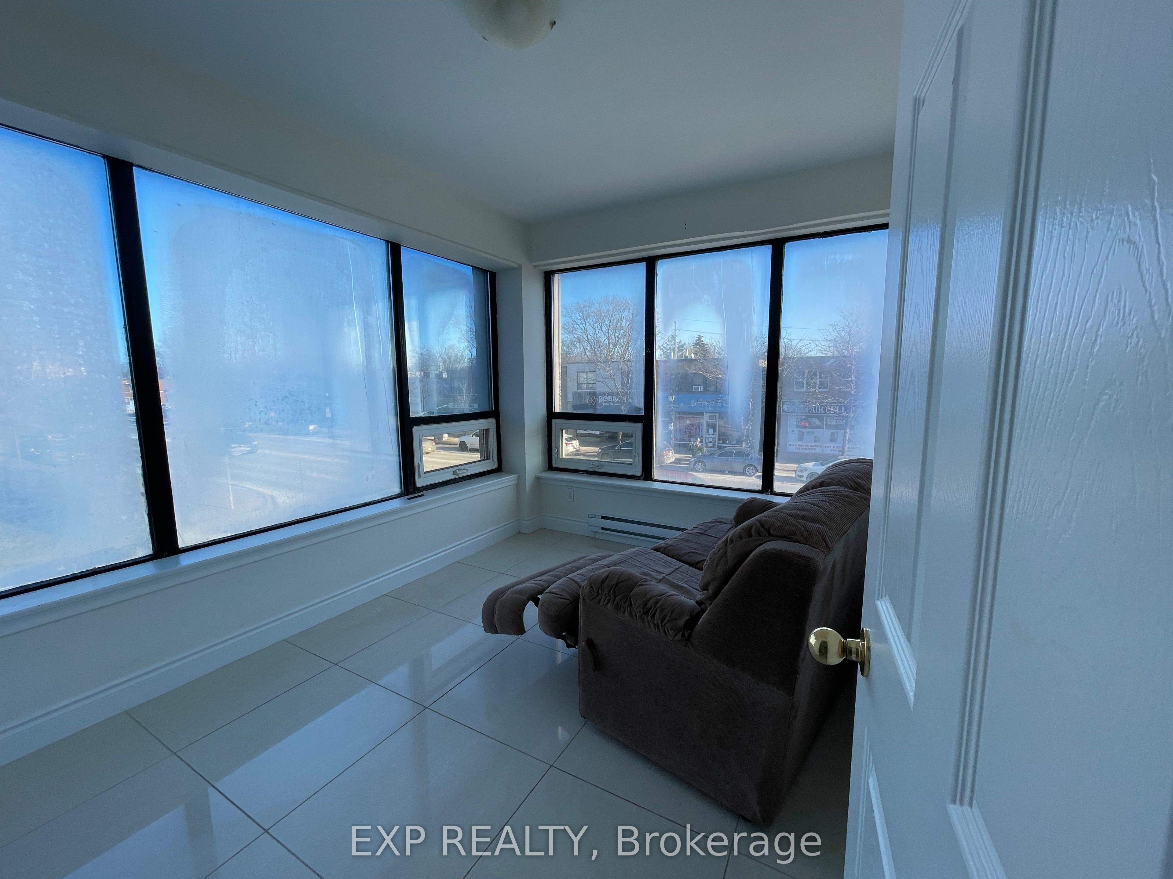 258 Lakeshore Road E 202 Property Photo 8