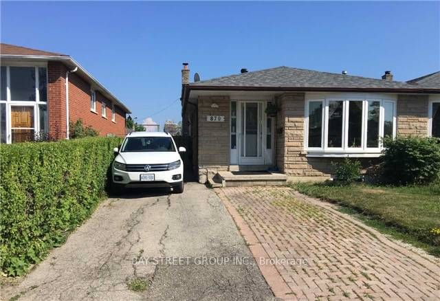 870 Consort Crescent Lower Property Photo 1