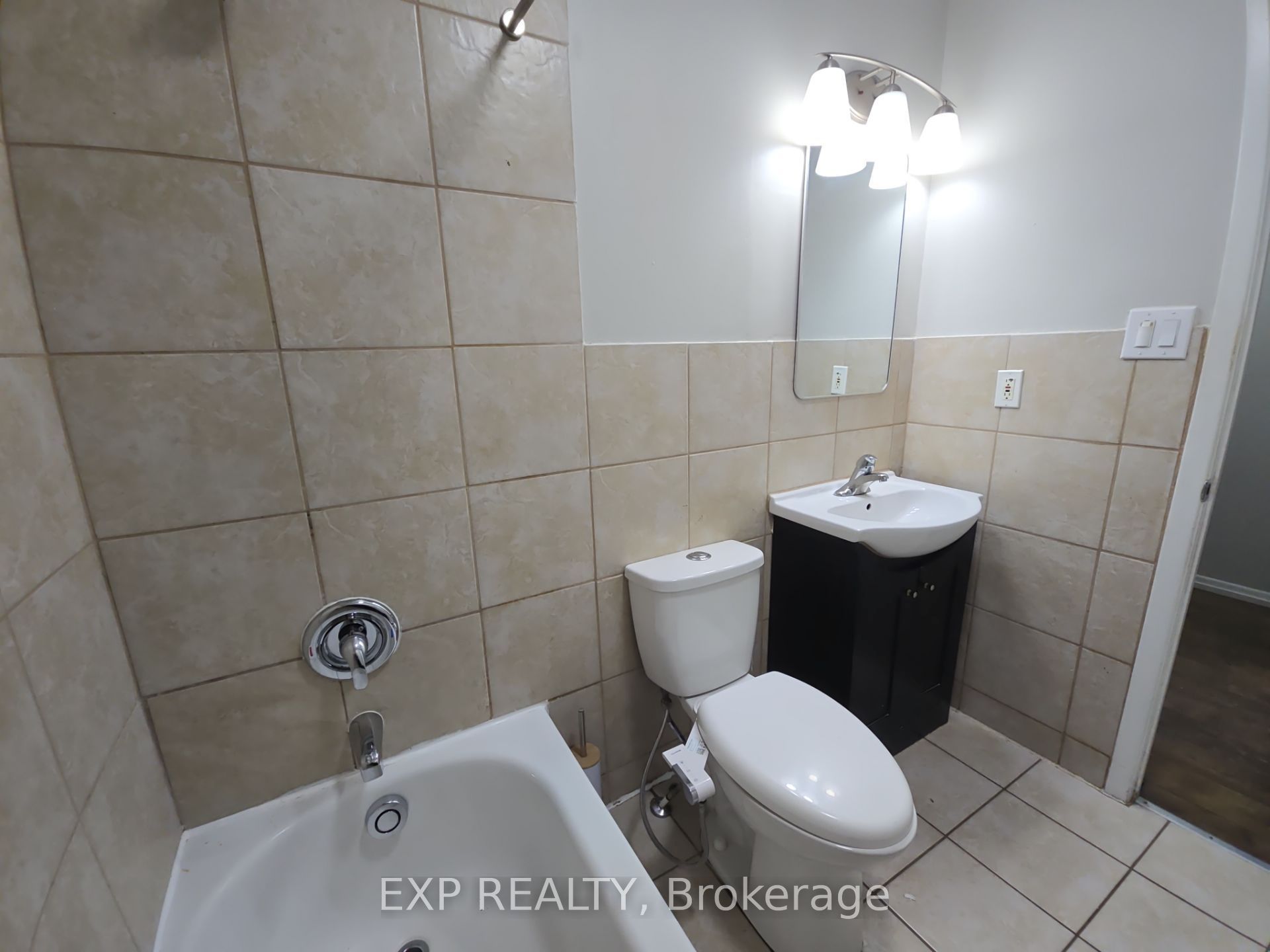 87 Wellington Street E Main Level Property Photo 31
