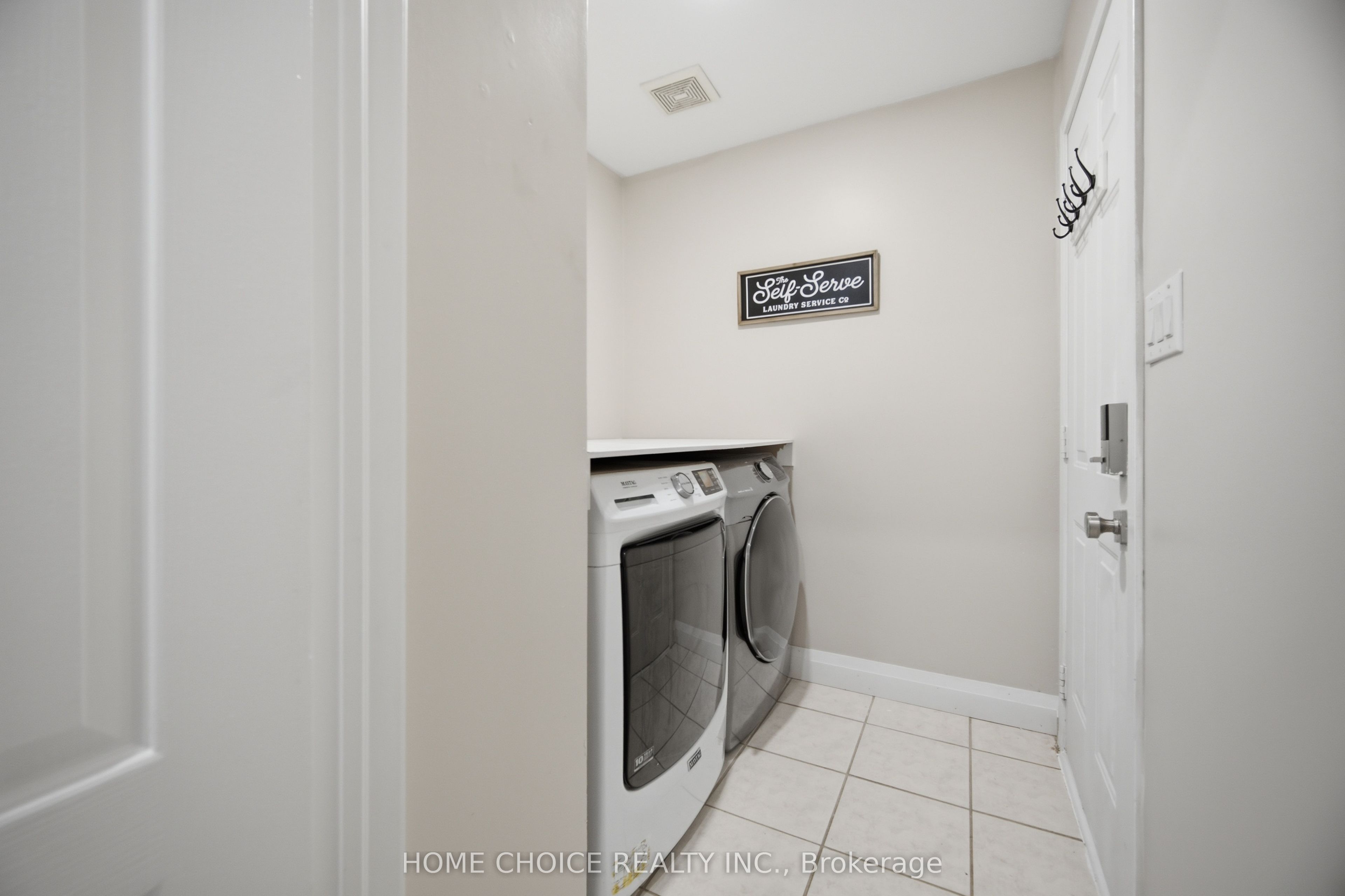670 Dolby Crescent Property Photo 17