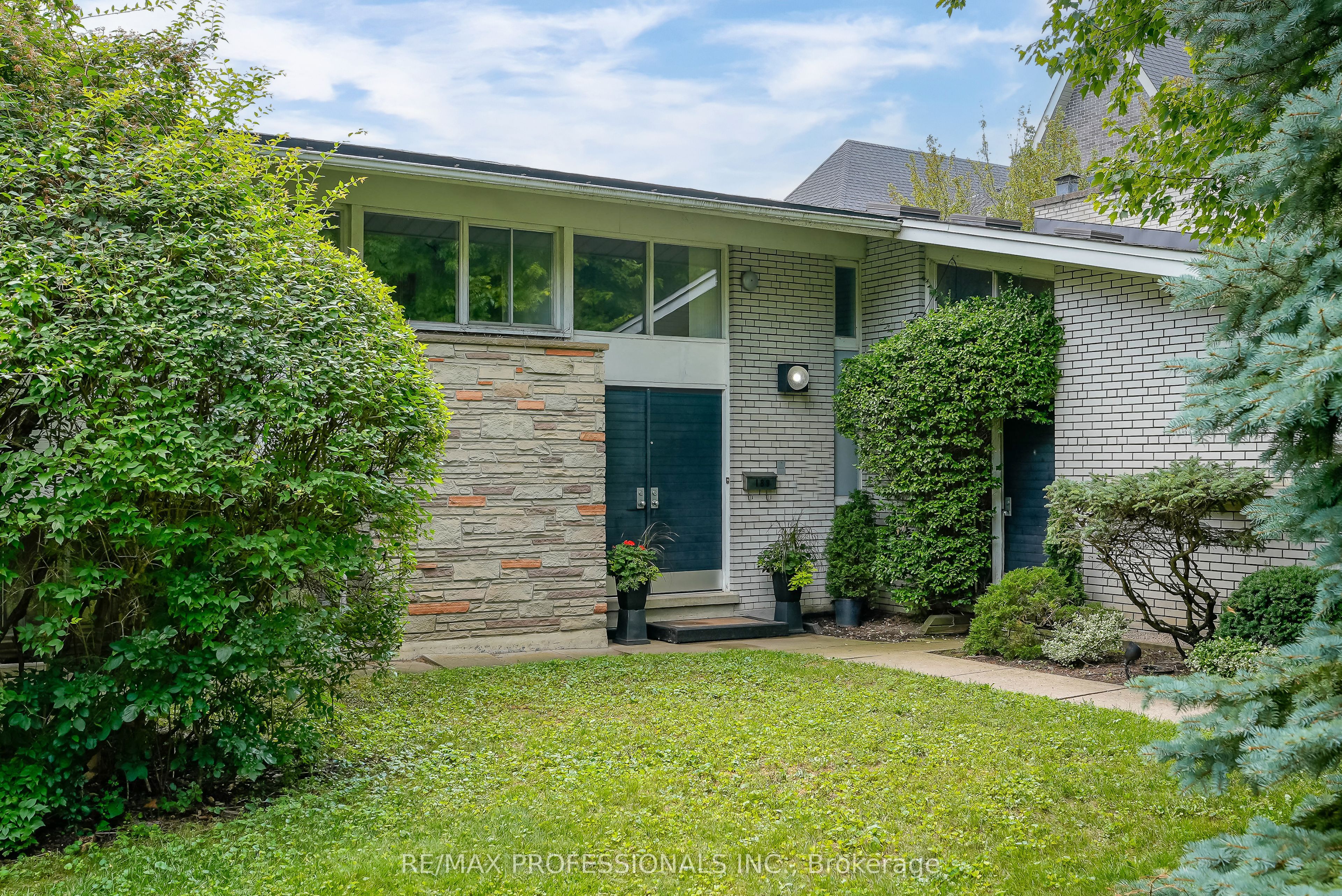 189 Edenbridge Drive Property Photo 2