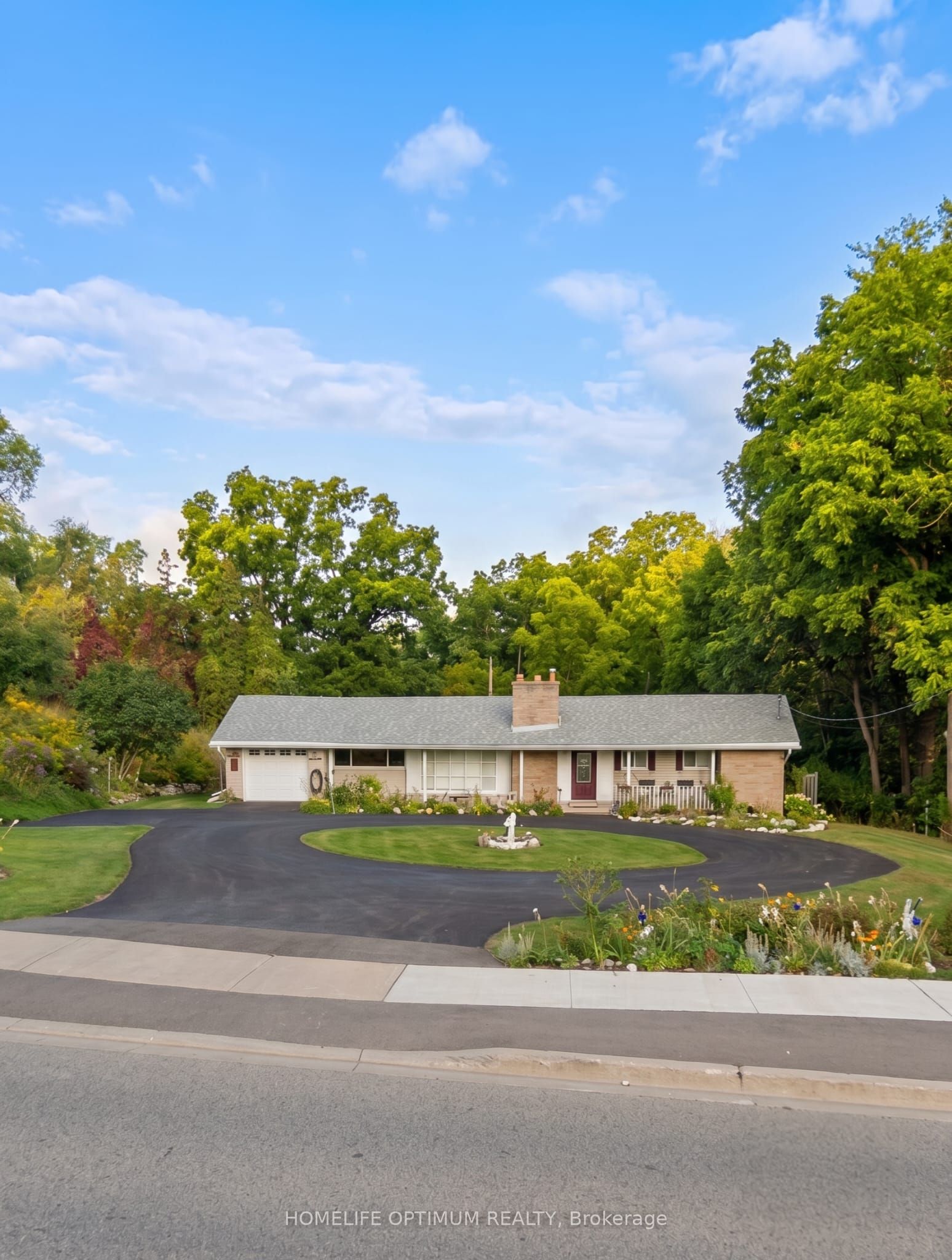 400 Maple Avenue Property Photo 1