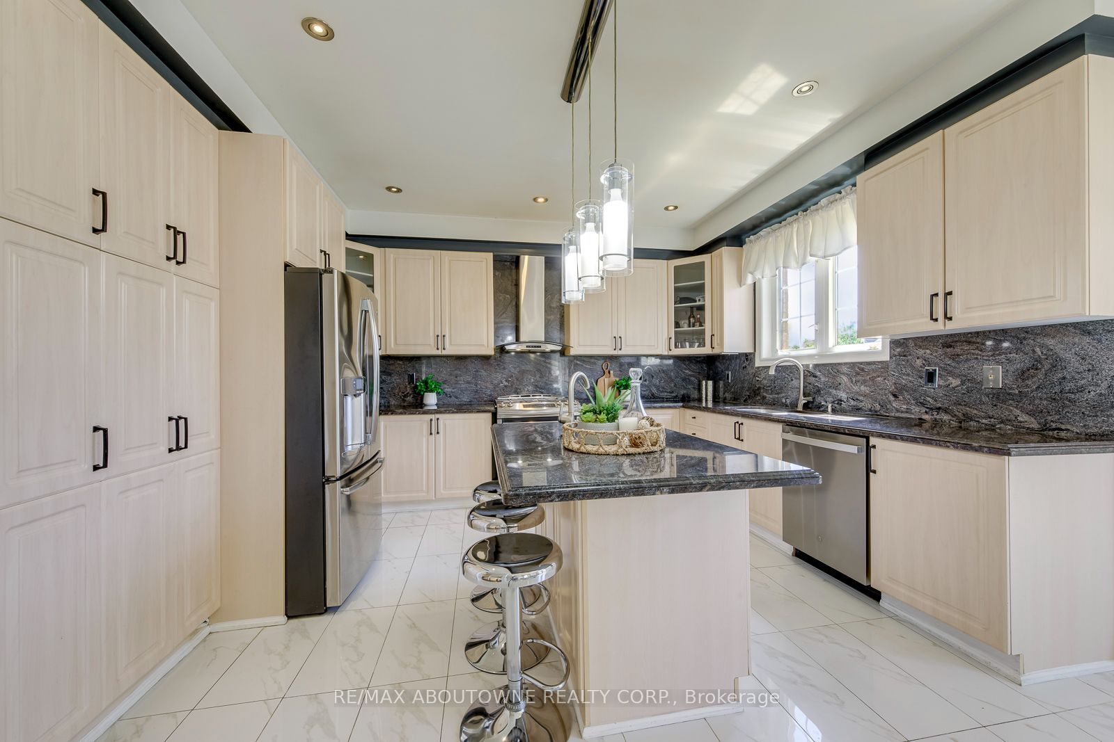 2380 Woodcrest Drive Property Photo 11