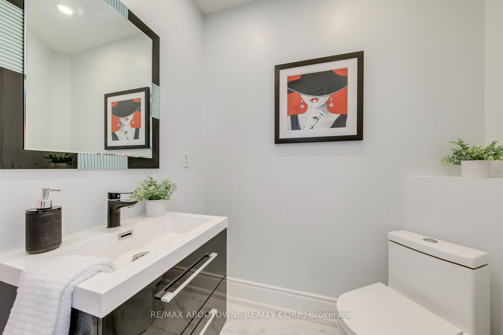 2380 Woodcrest Drive Property Photo 20