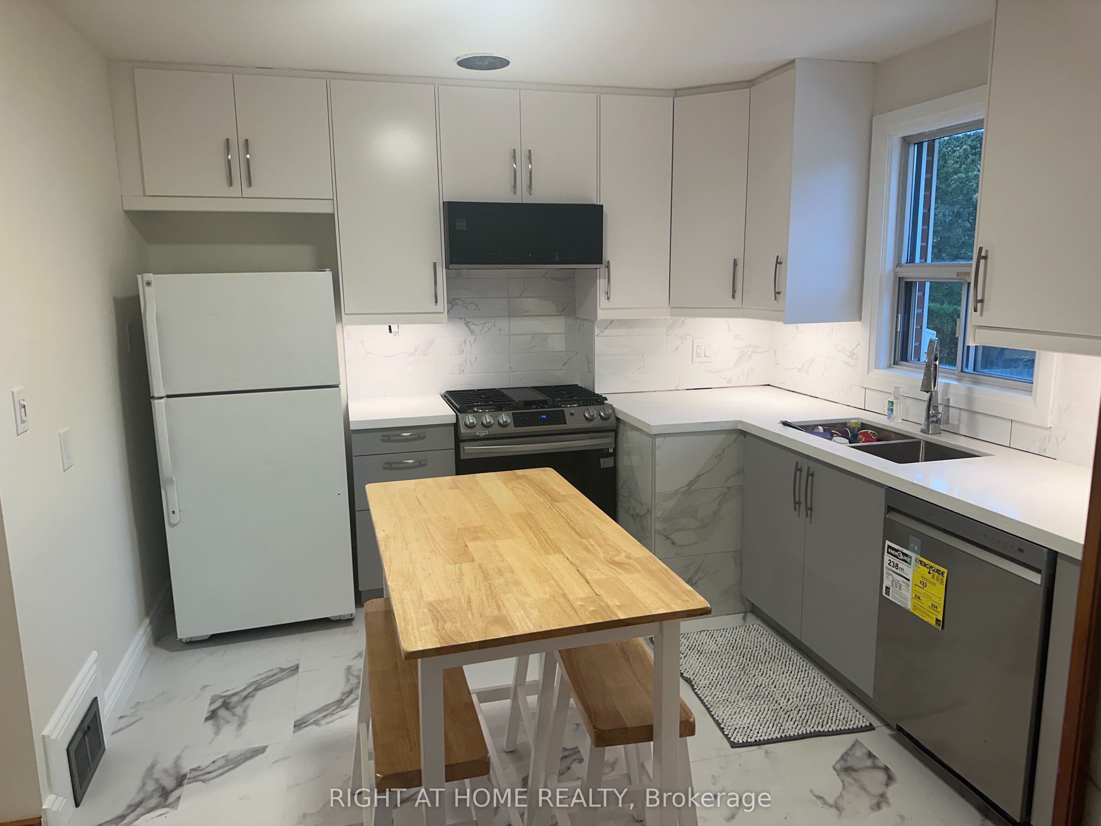 309 Queen Mary Drive Property Photo 6