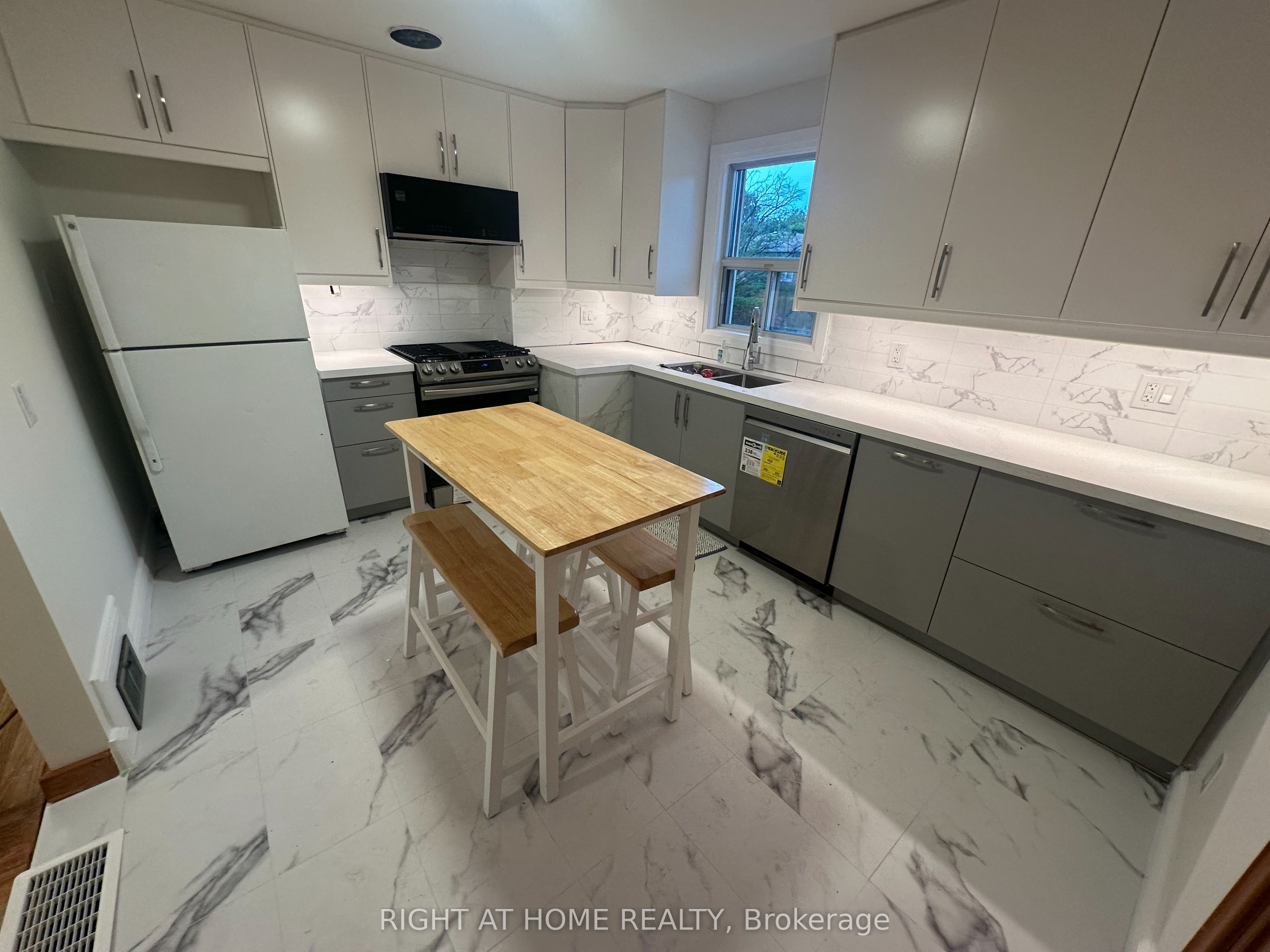 309 Queen Mary Drive Property Photo 7