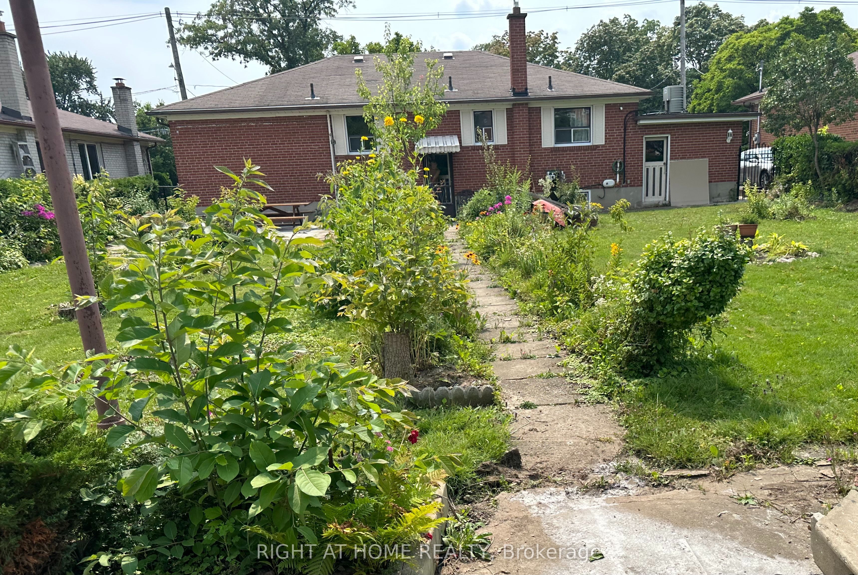 309 Queen Mary Drive Property Photo 19