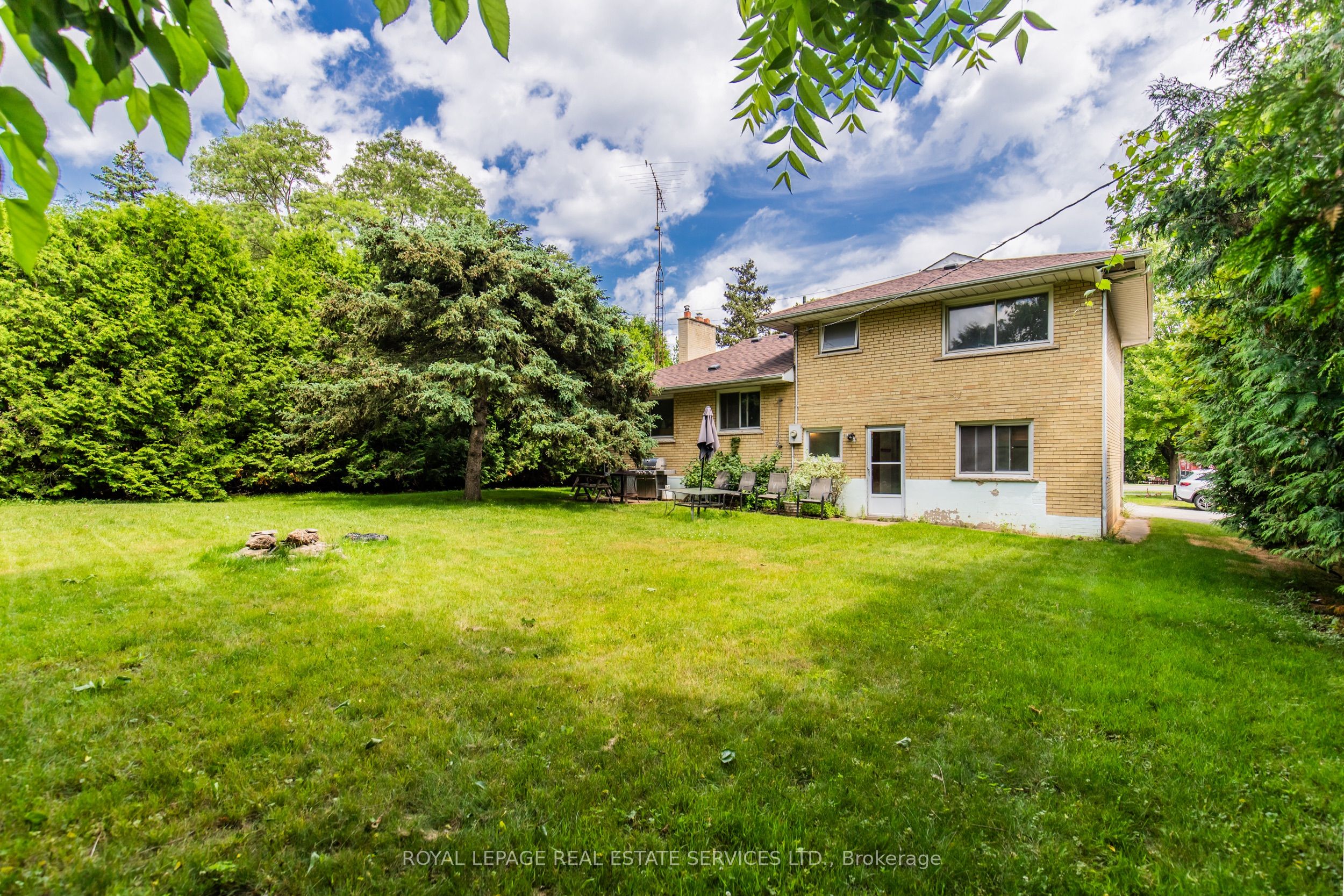 227 Lakeshore Road W Unit #2 Property Photo 2