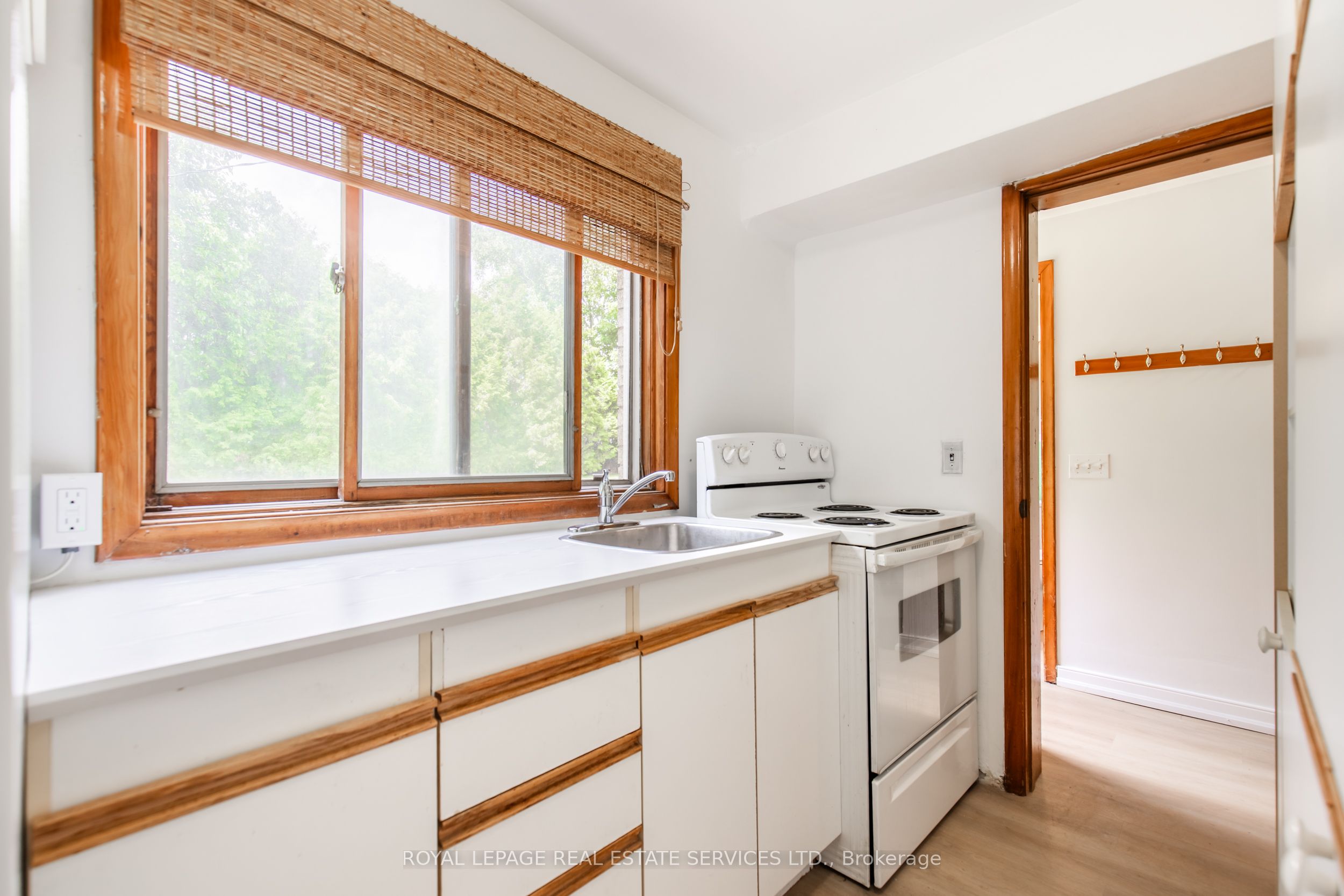 227 Lakeshore Road W Unit #2 Property Photo 5