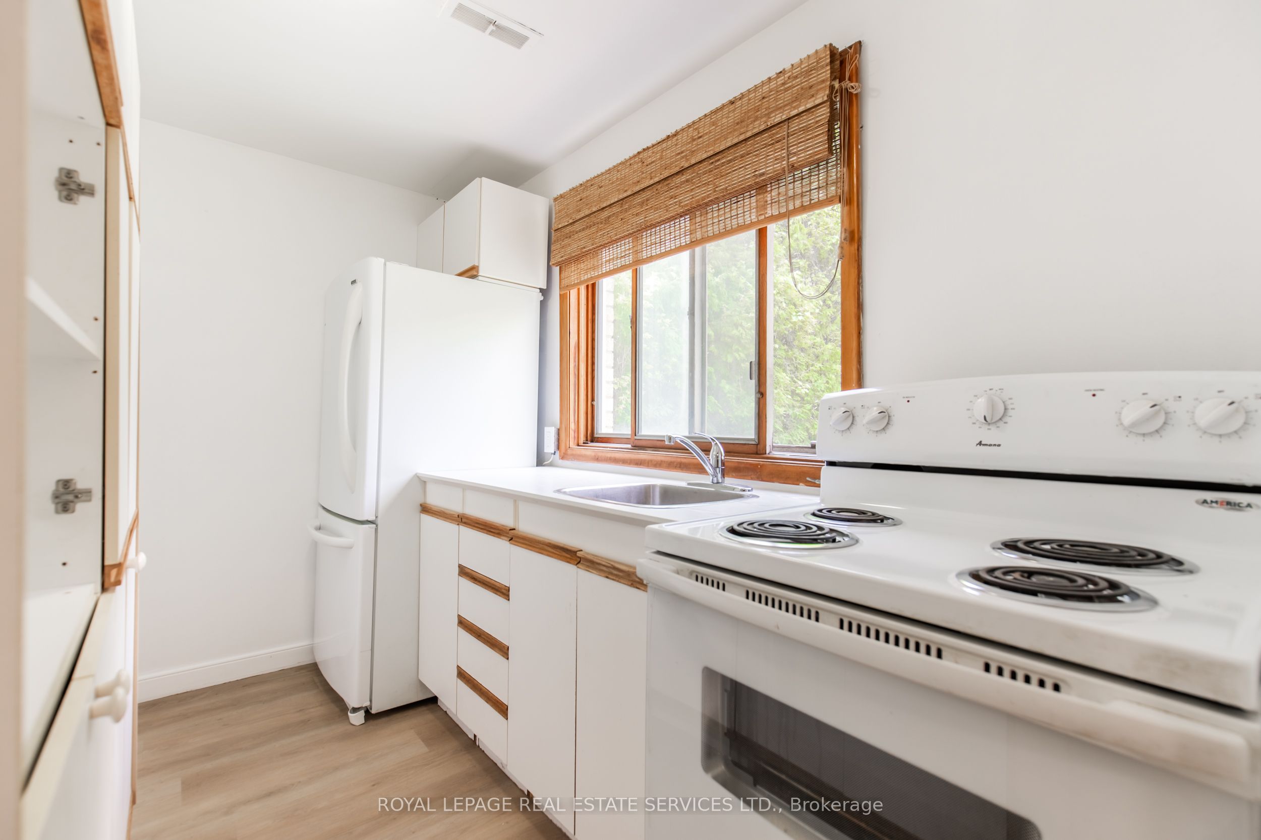 227 Lakeshore Road W Unit #2 Property Photo 6