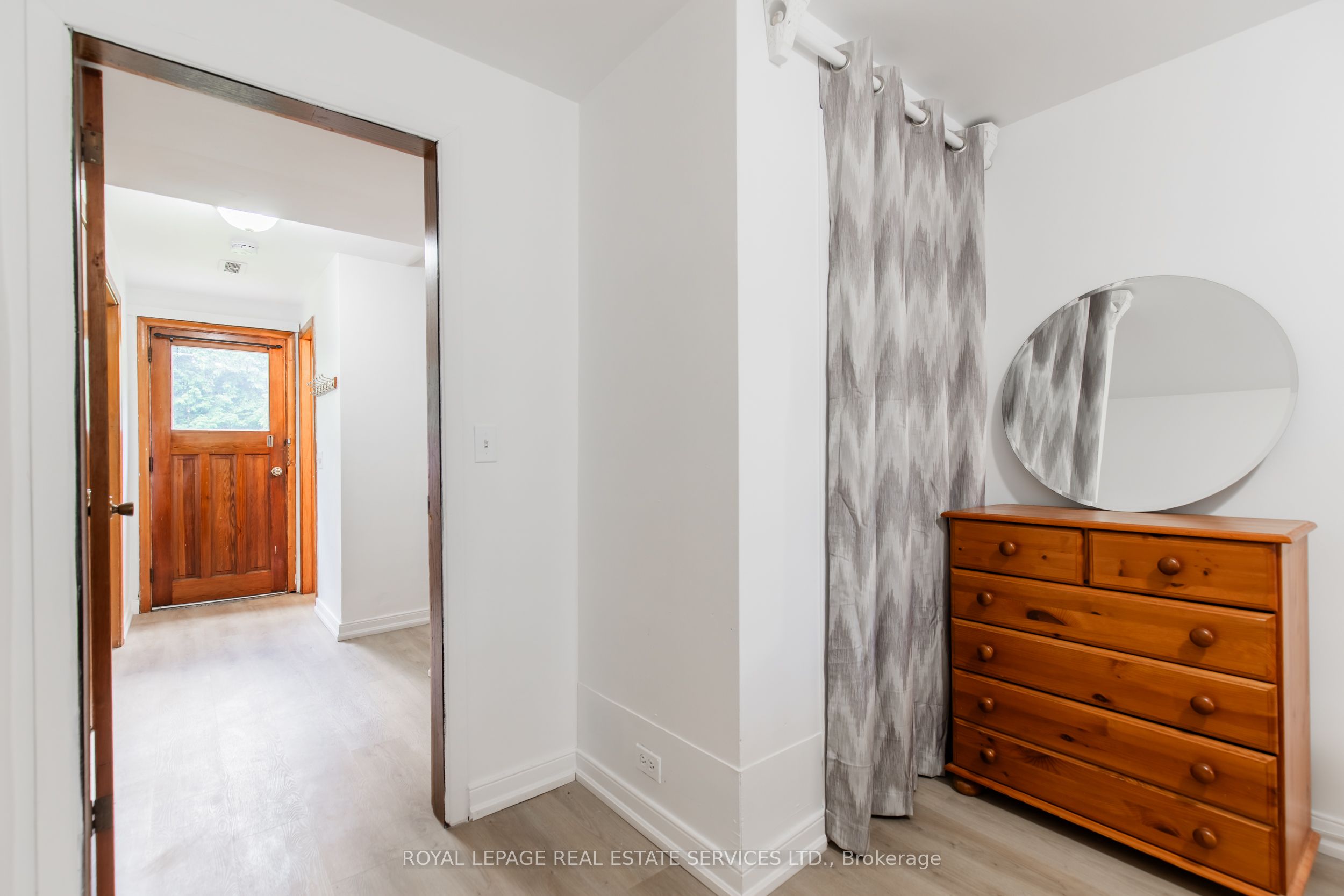 227 Lakeshore Road W Unit #2 Property Photo 9