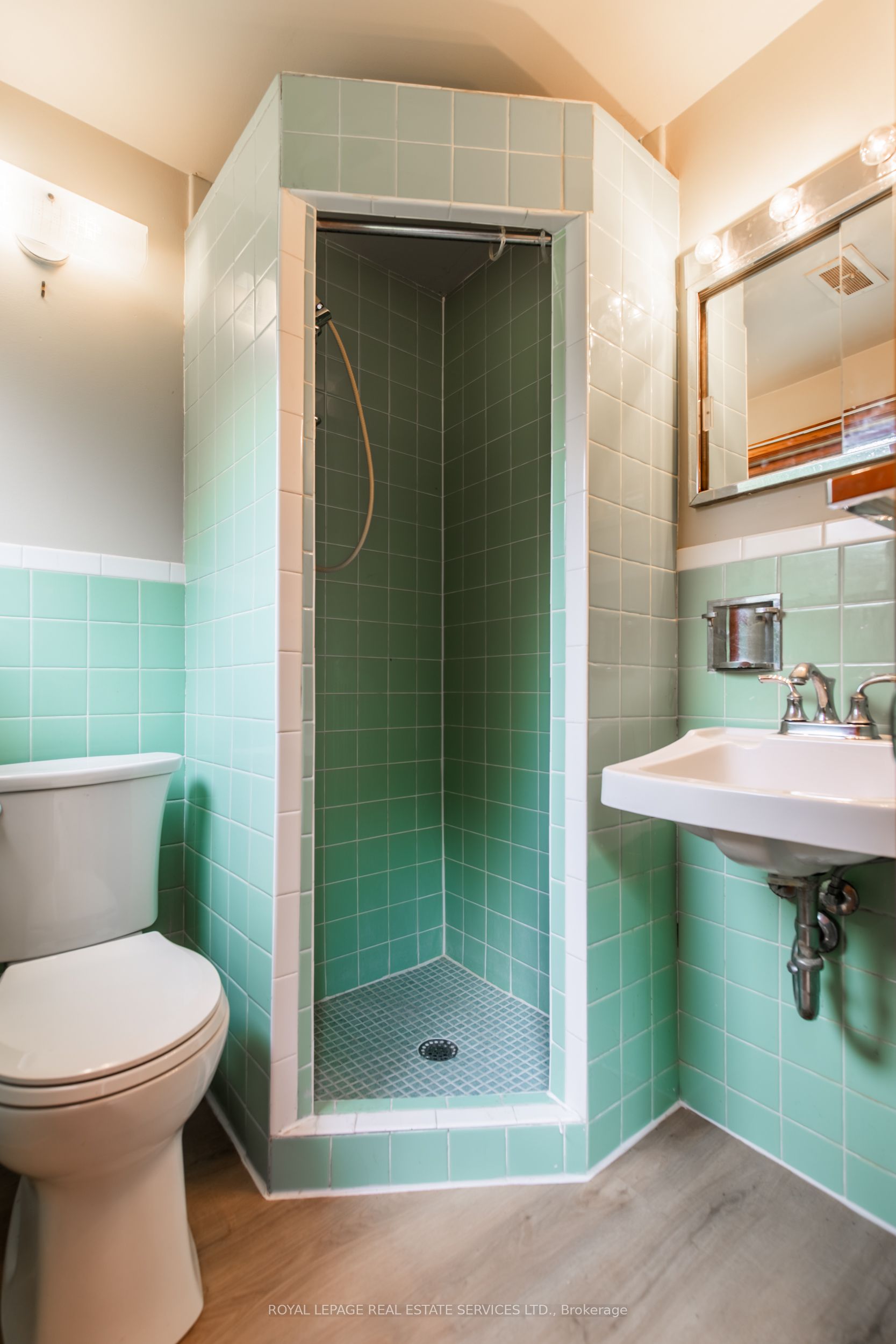 227 Lakeshore Road W Unit #2 Property Photo 11