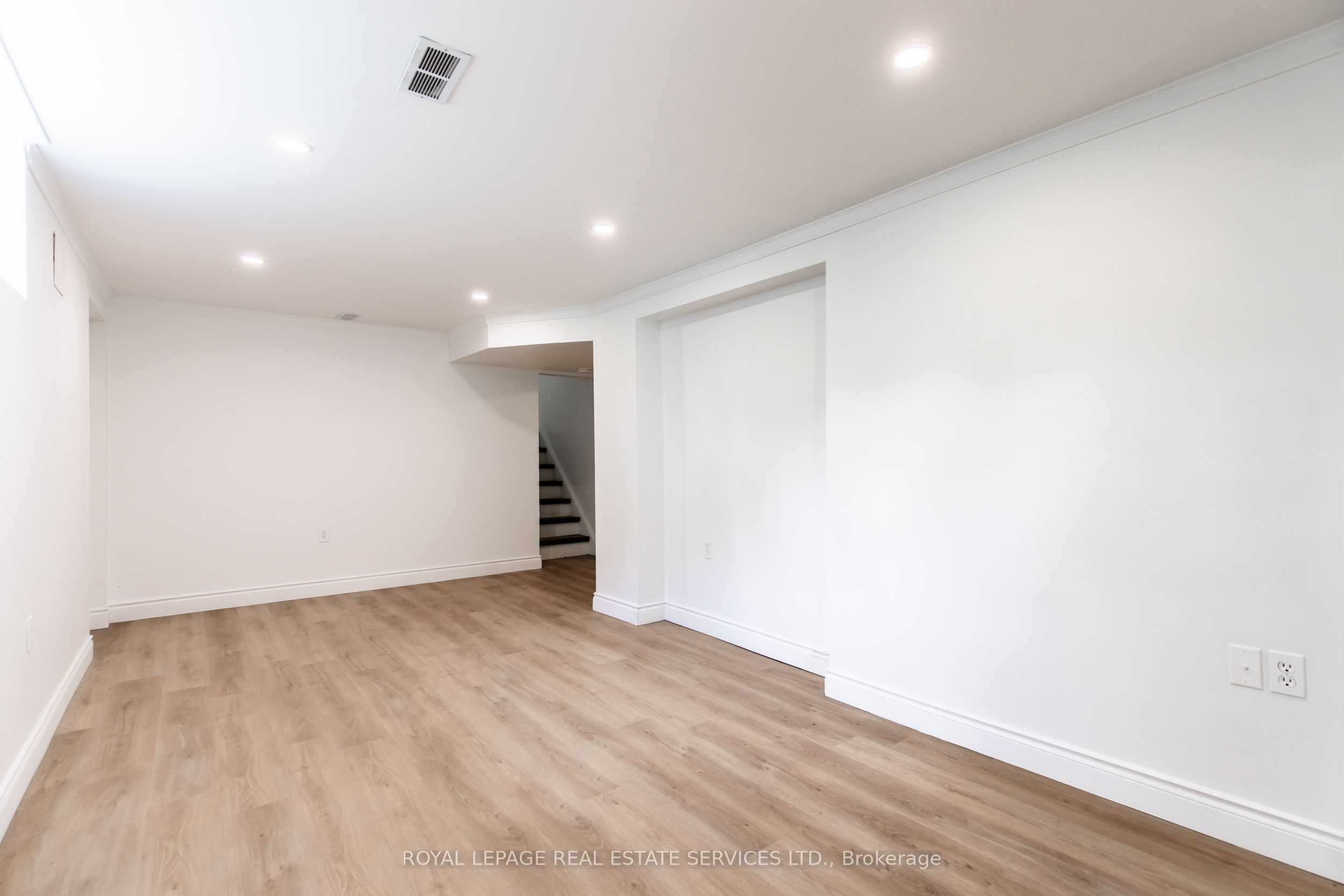 227 Lakeshore Road W Unit #2 Property Photo 12