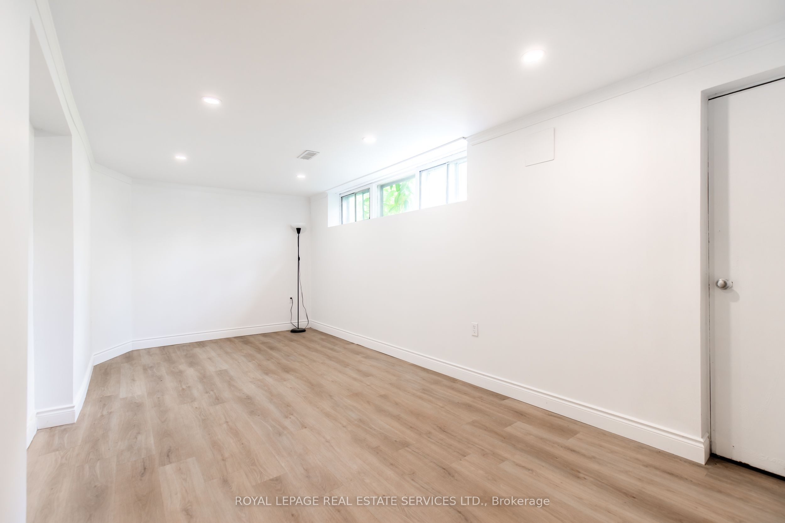 227 Lakeshore Road W Unit #2 Property Photo 13