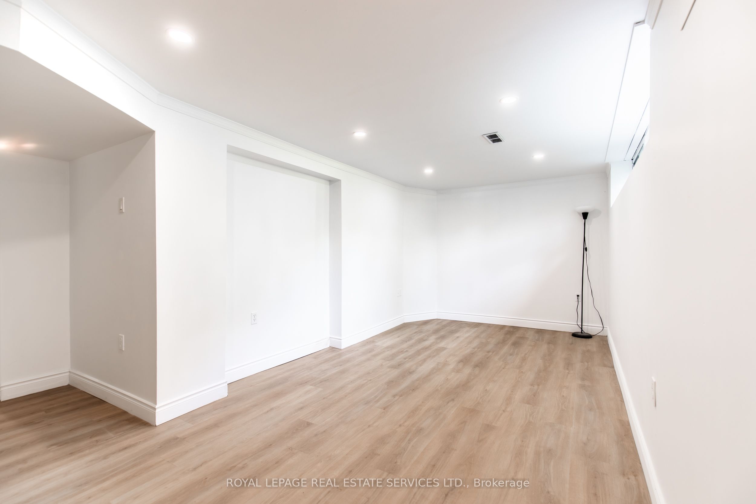 227 Lakeshore Road W Unit #2 Property Photo 14