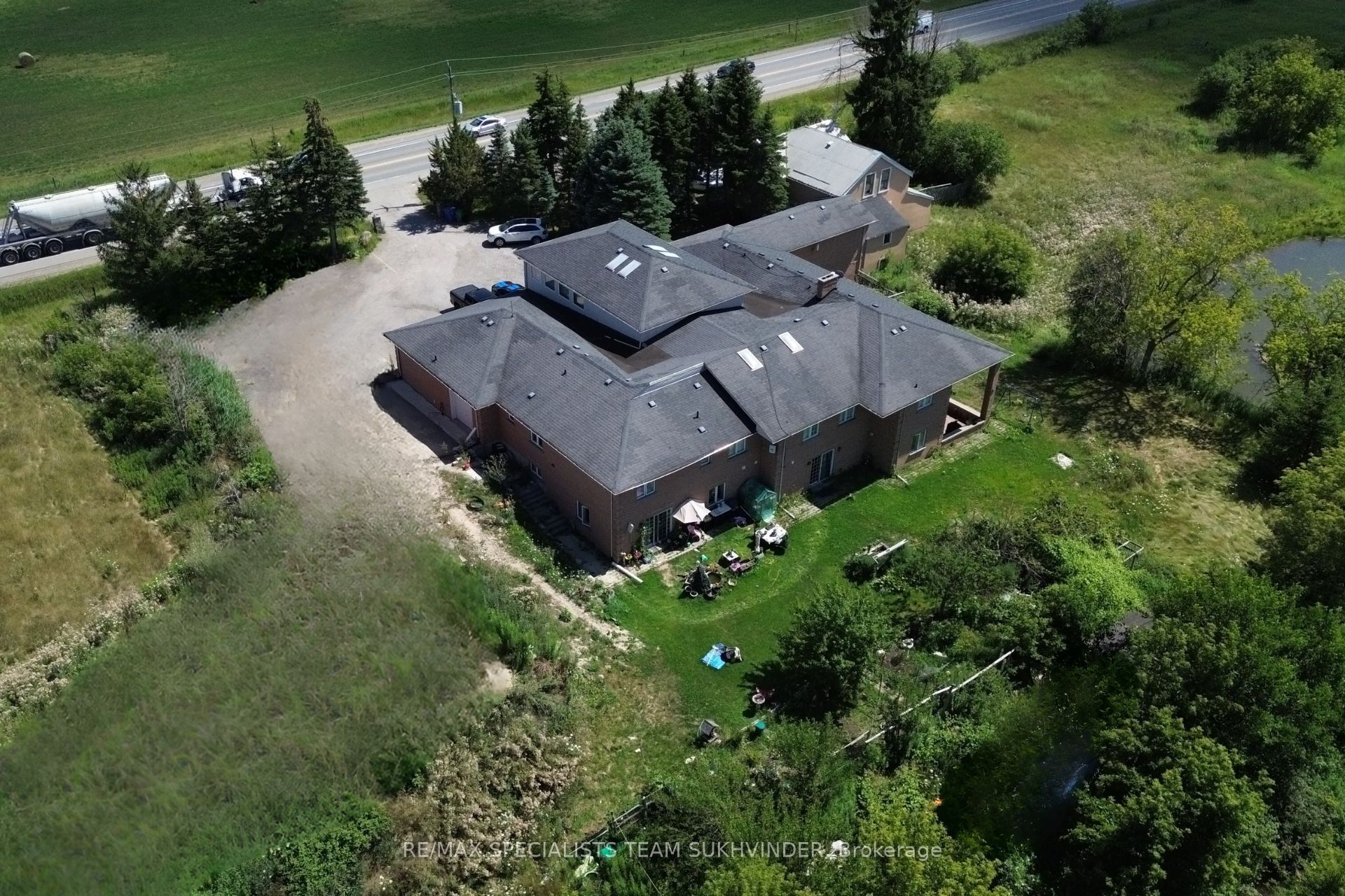 7048 King Street Property Photo 4