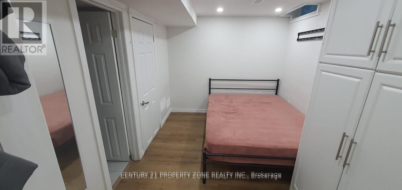 68 Hoskins Square Property Photo 4