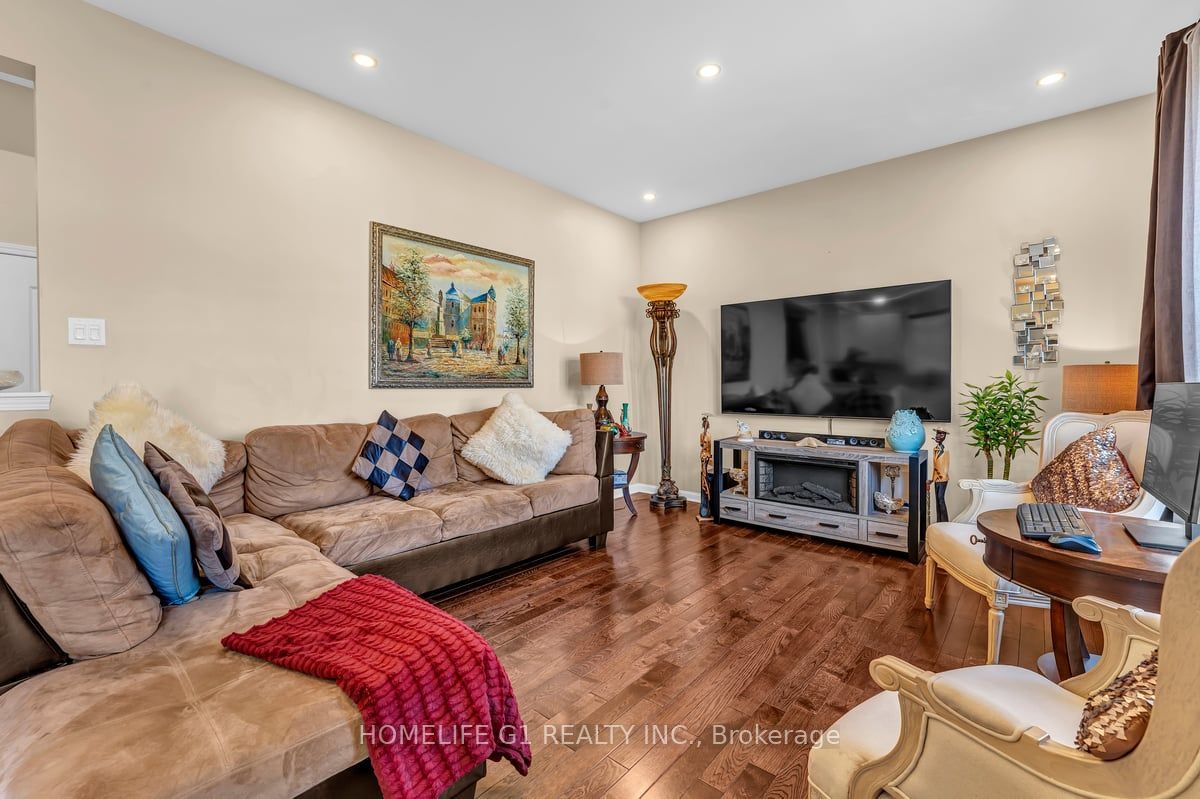 889 Challinor Terrace Property Photo 8