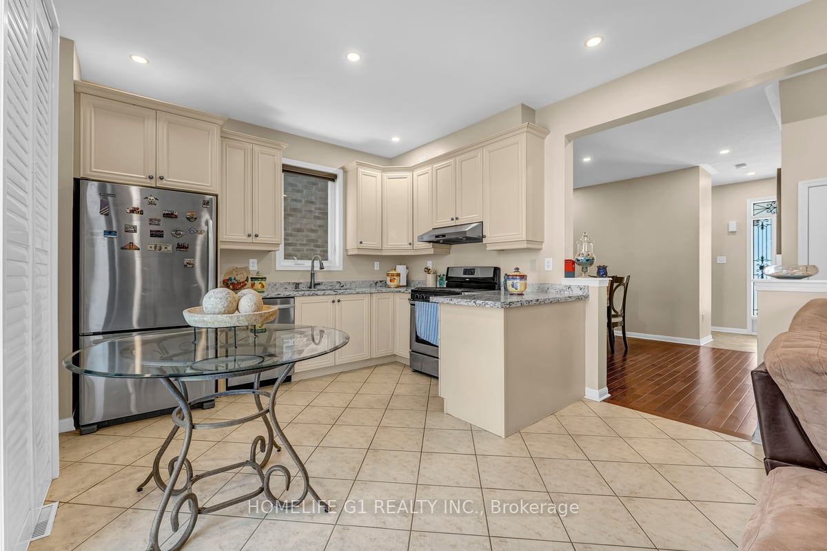 889 Challinor Terrace Property Photo 10