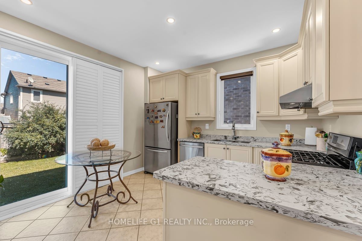 889 Challinor Terrace Property Photo 11