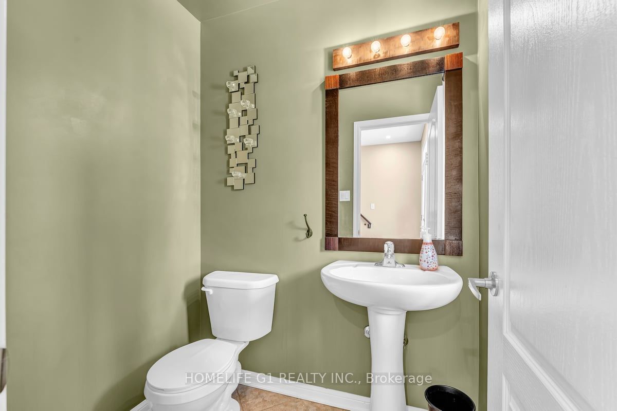 889 Challinor Terrace Property Photo 12
