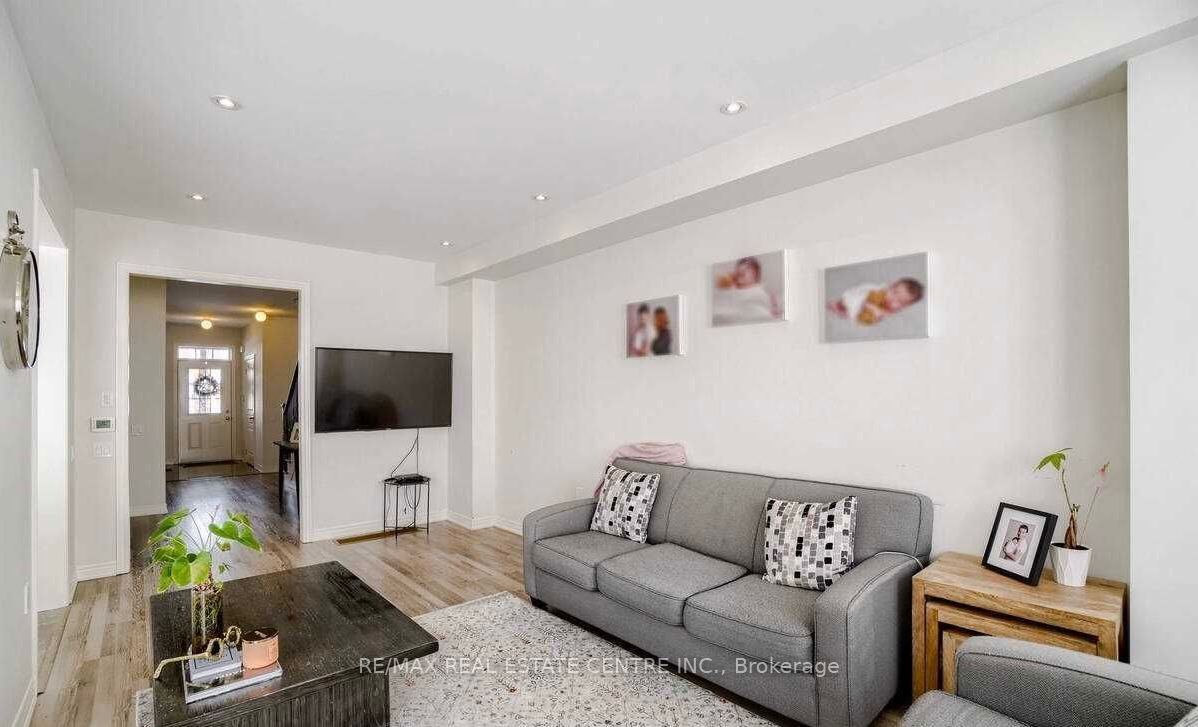 5 Blackberry Valley Crescent (upper) Property Photo 2