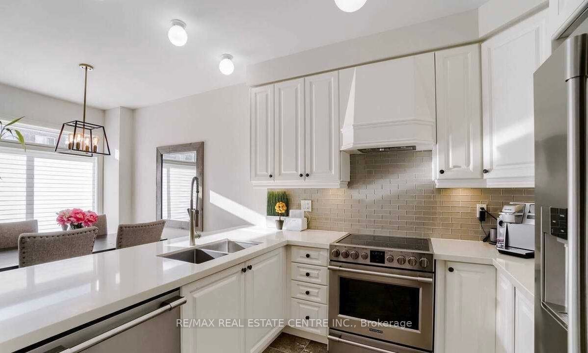 5 Blackberry Valley Crescent (upper) Property Photo 5
