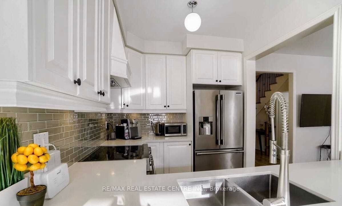5 Blackberry Valley Crescent (upper) Property Photo 6