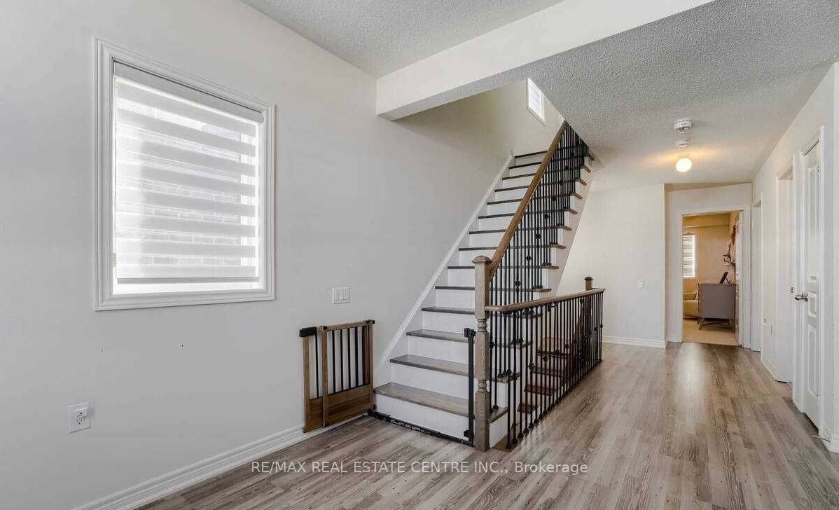 5 Blackberry Valley Crescent (upper) Property Photo 7