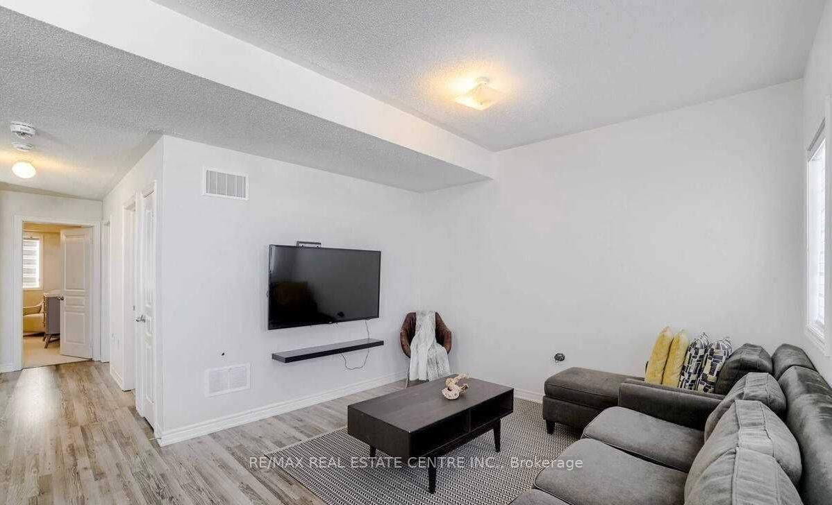 5 Blackberry Valley Crescent (upper) Property Photo 8