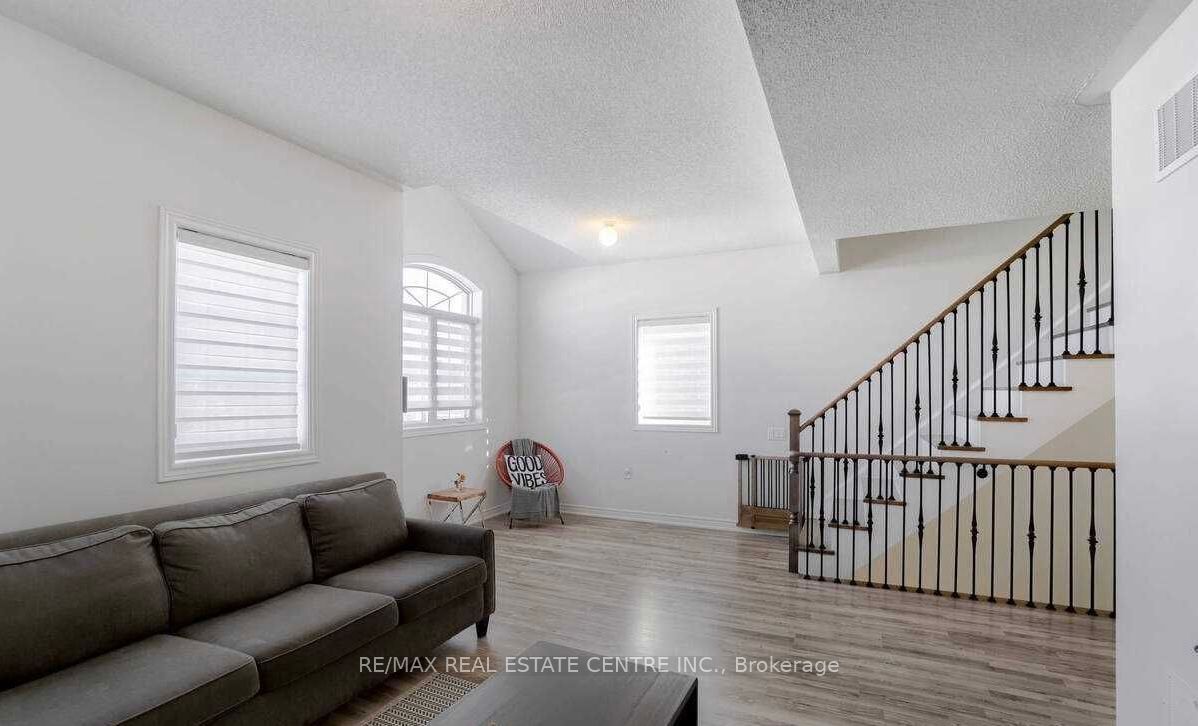 5 Blackberry Valley Crescent (upper) Property Photo 9