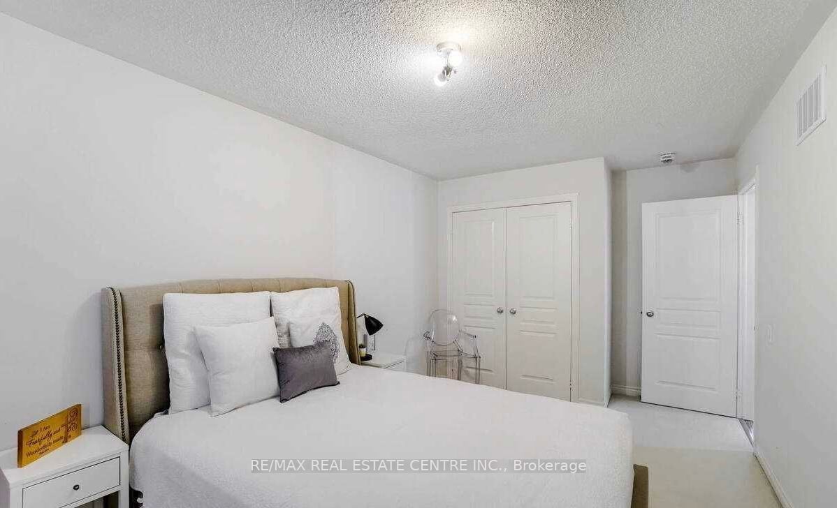 5 Blackberry Valley Crescent (upper) Property Photo 11