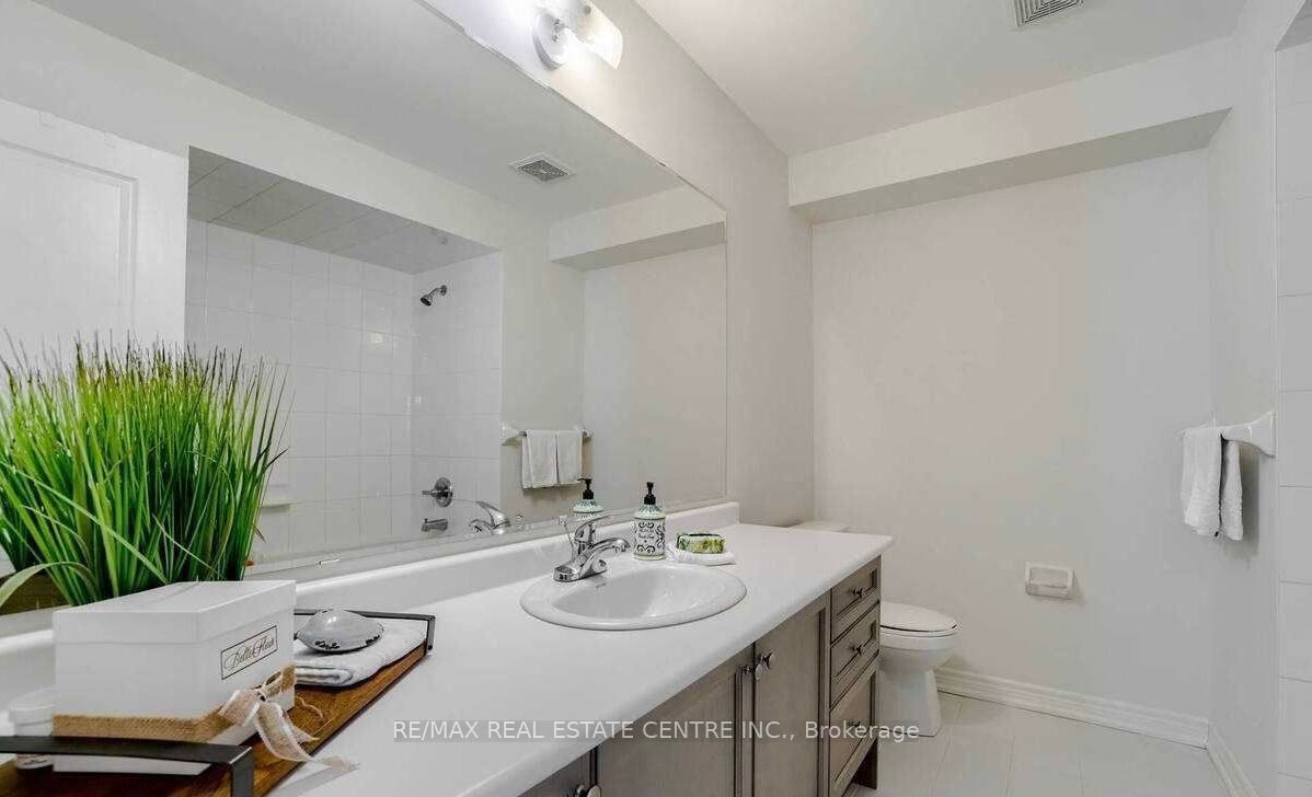 5 Blackberry Valley Crescent (upper) Property Photo 12