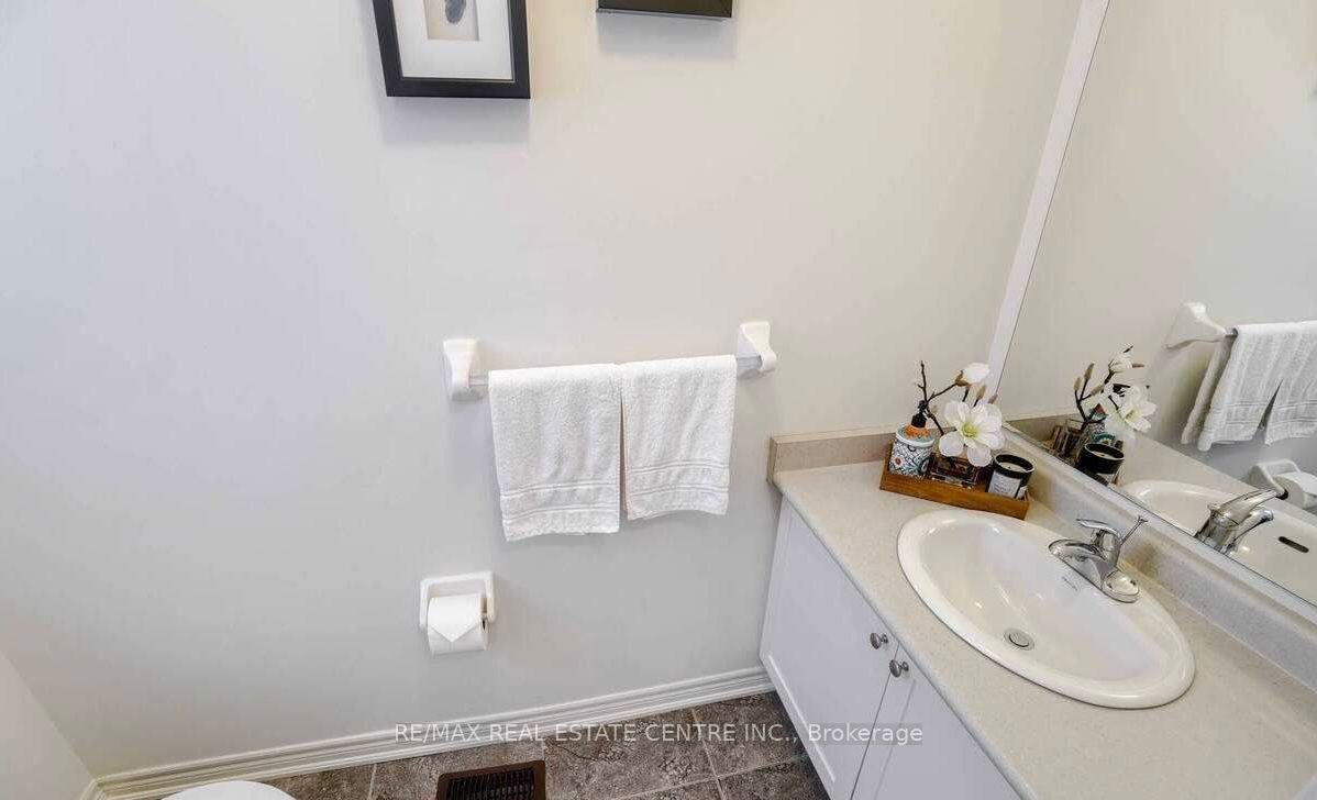 5 Blackberry Valley Crescent (upper) Property Photo 16