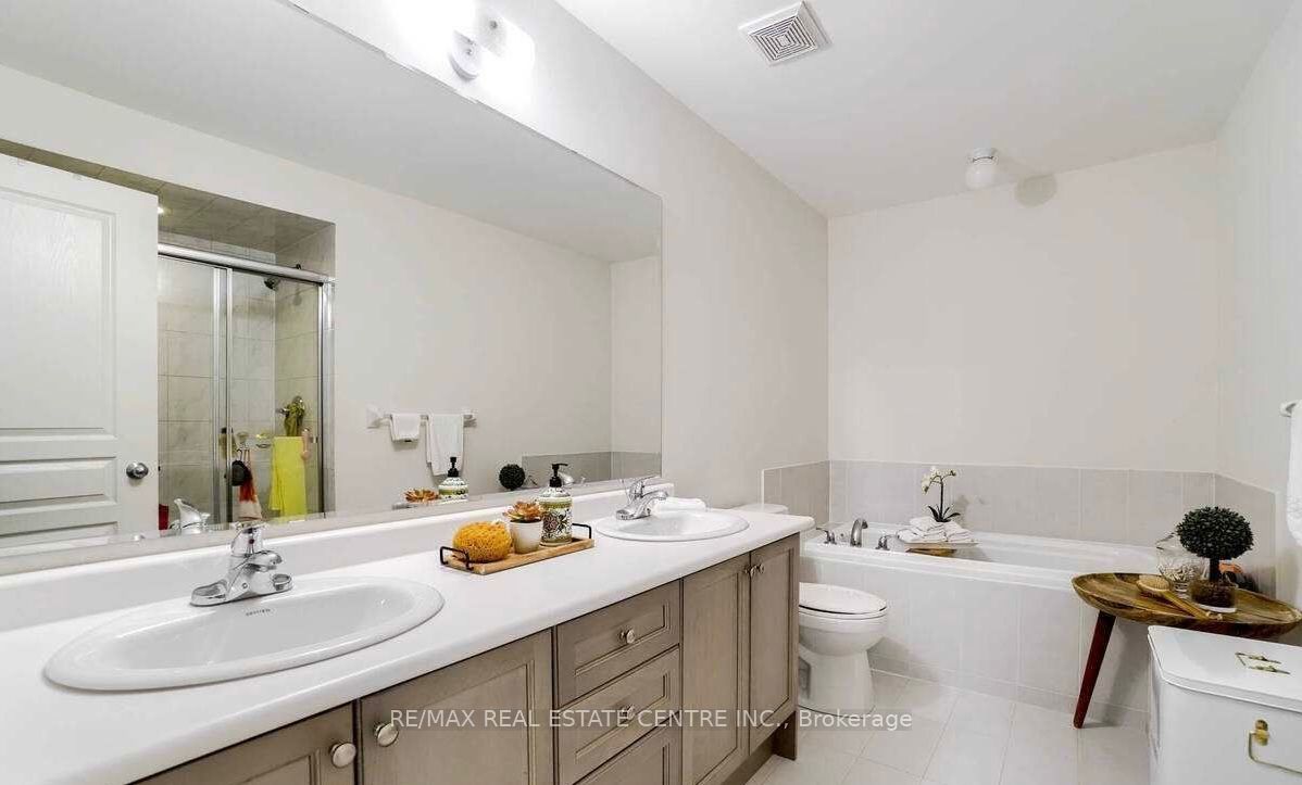 5 Blackberry Valley Crescent (upper) Property Photo 18