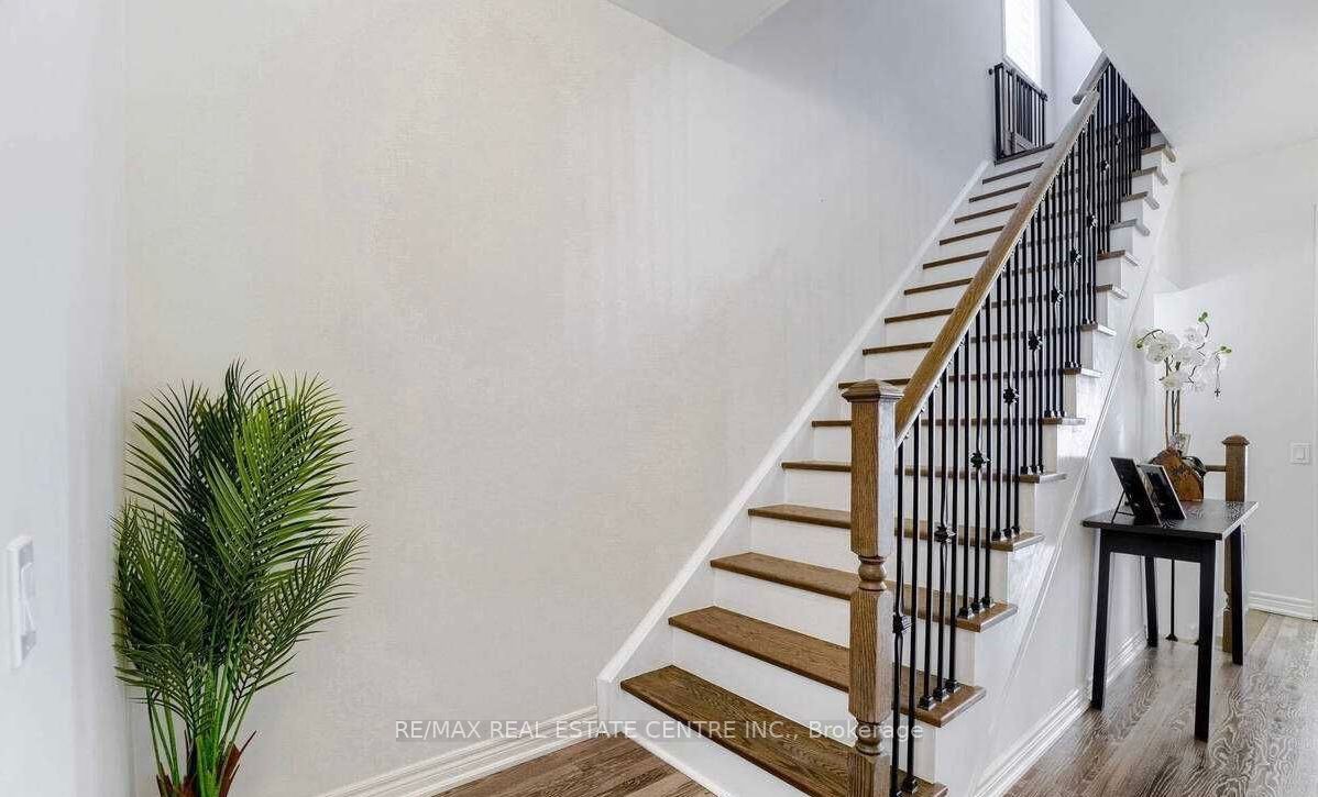 5 Blackberry Valley Crescent (upper) Property Photo 19