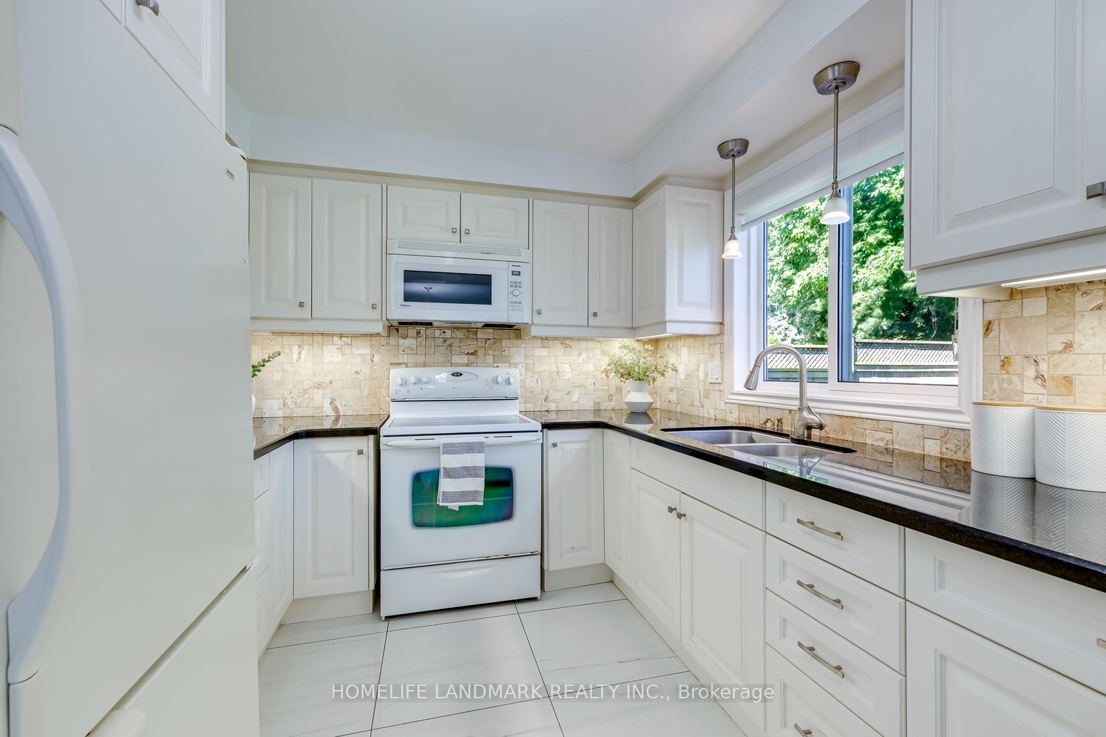 2935 Kingsway Drive Property Photo 20