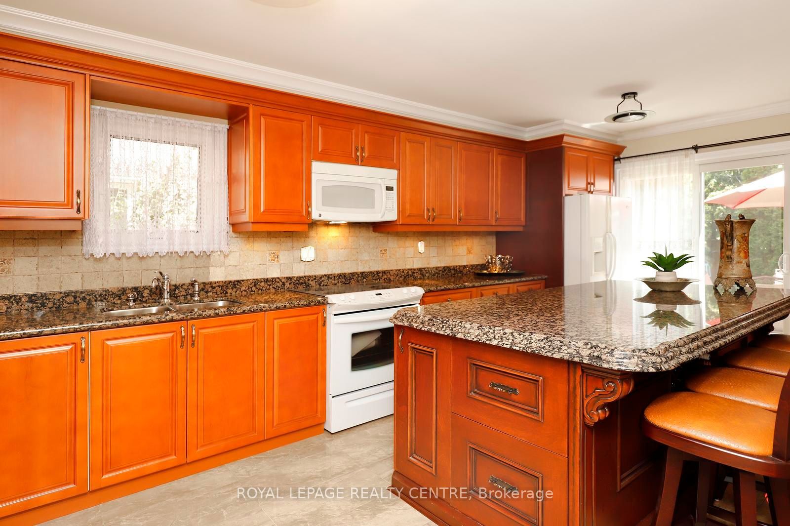 690 Ashprior Avenue Property Photo 18