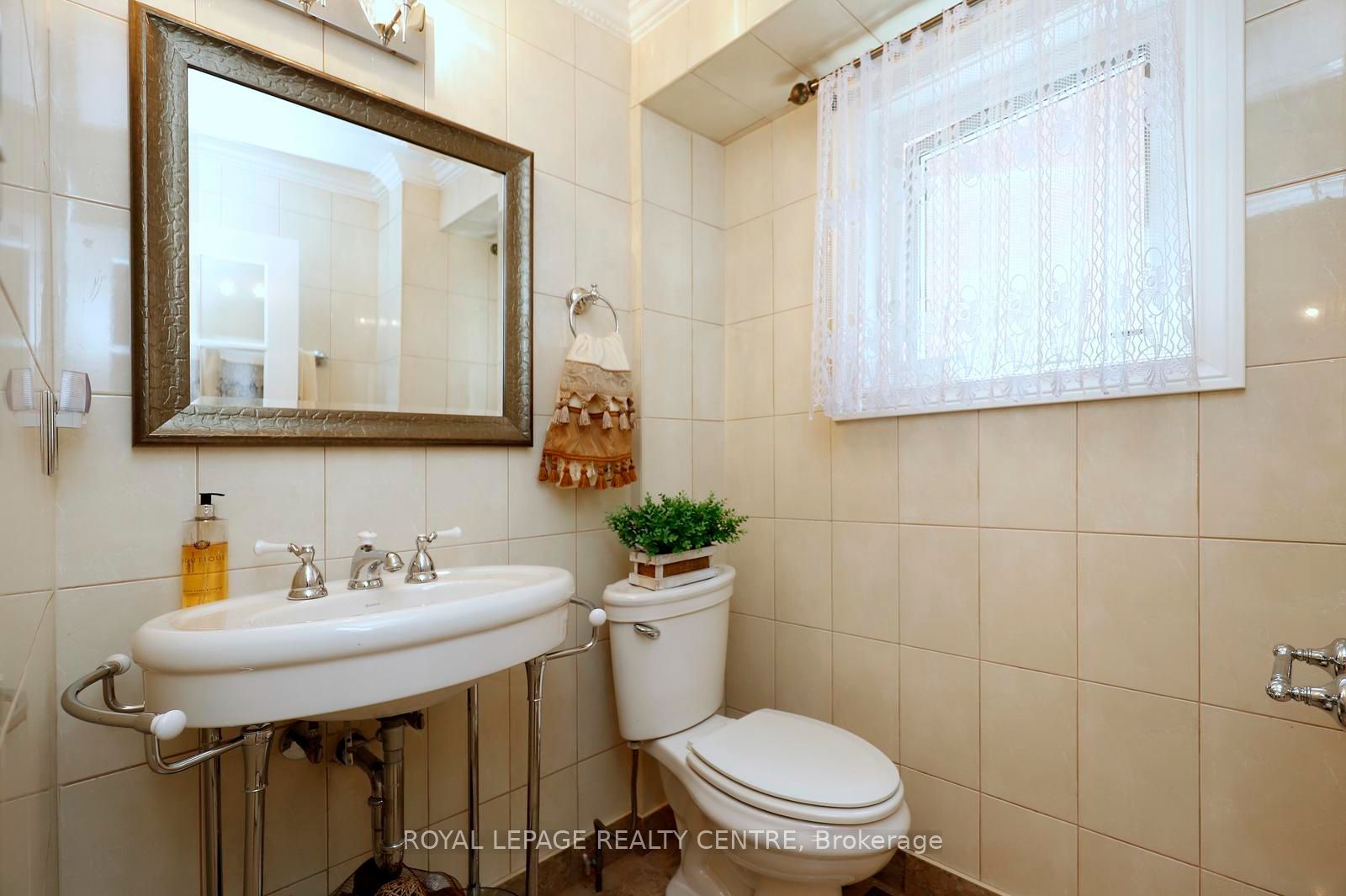 690 Ashprior Avenue Property Photo 24