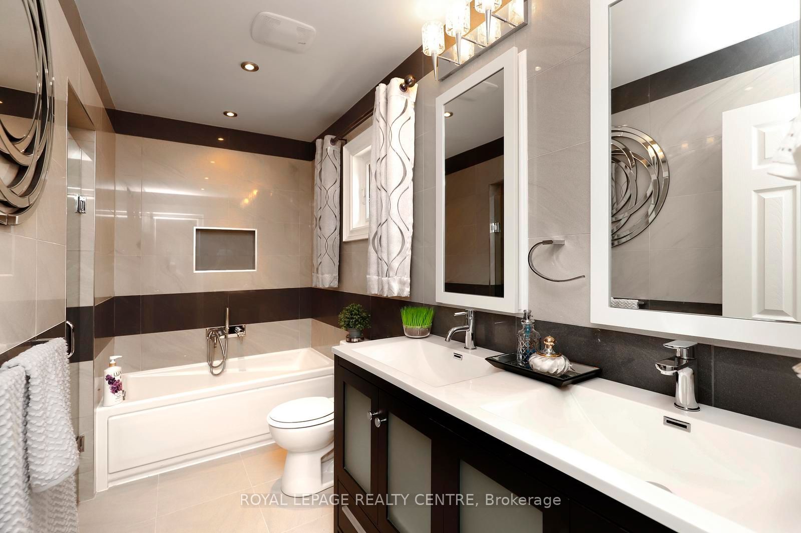 690 Ashprior Avenue Property Photo 29