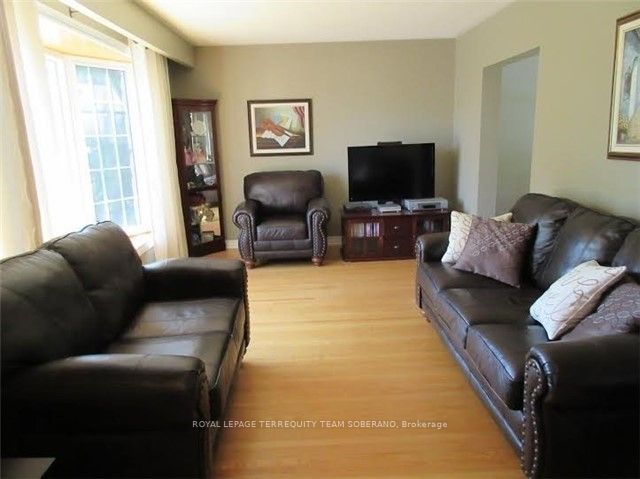 54 Roberts Crescent Property Photo 9