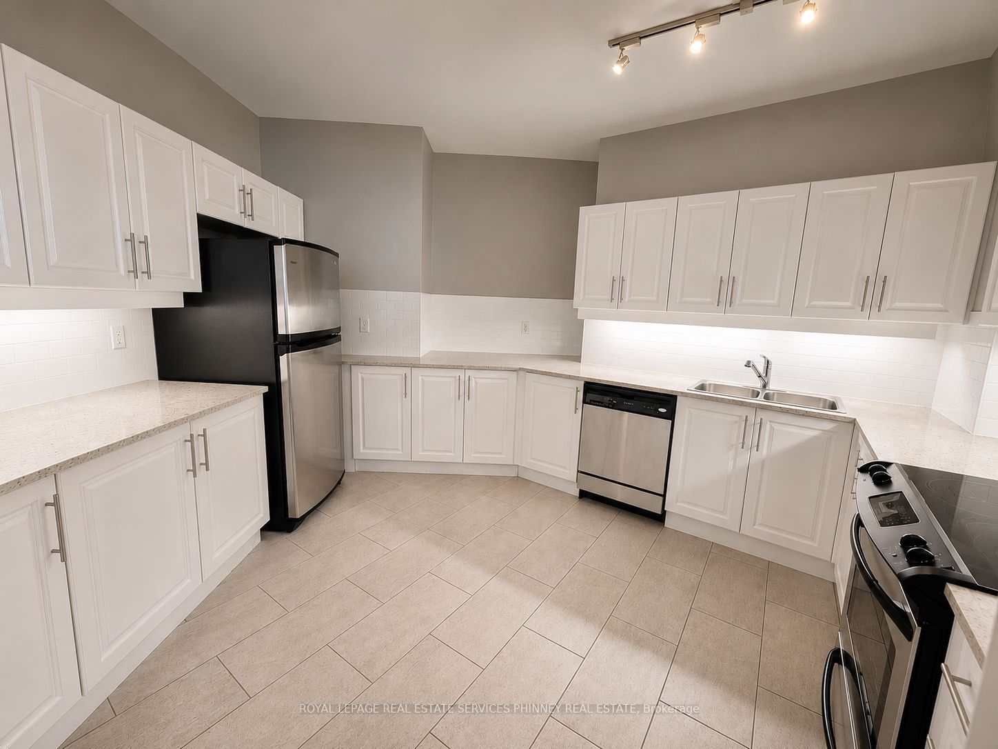 93 The Queensway 50 Property Photo 26