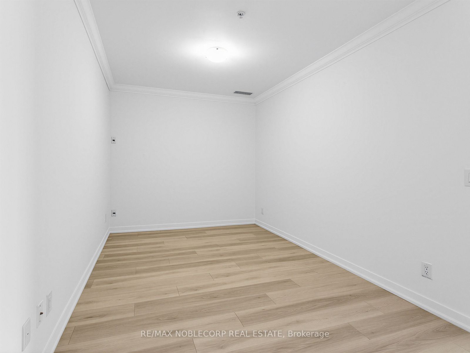 840 Queens Plate Drive 1705 Property Photo 6