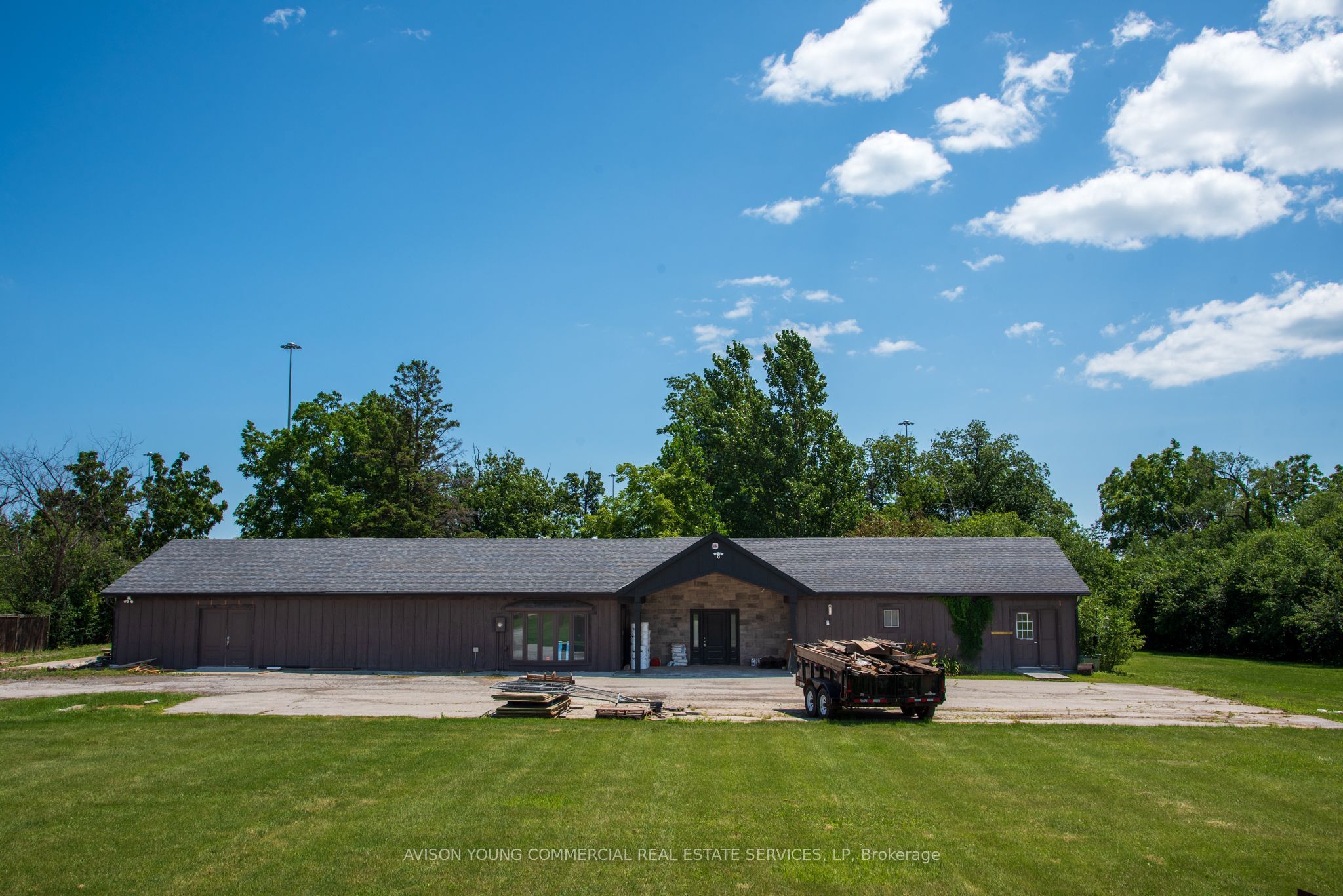 2078 Upper Middle Road E Property Photo 2