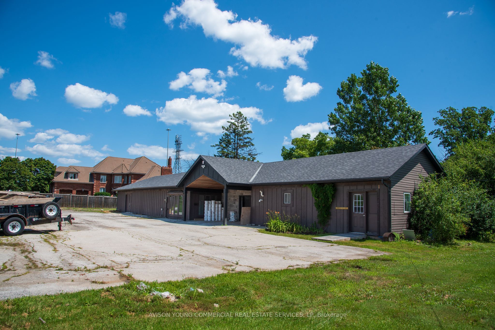 2078 Upper Middle Road E Property Photo 4