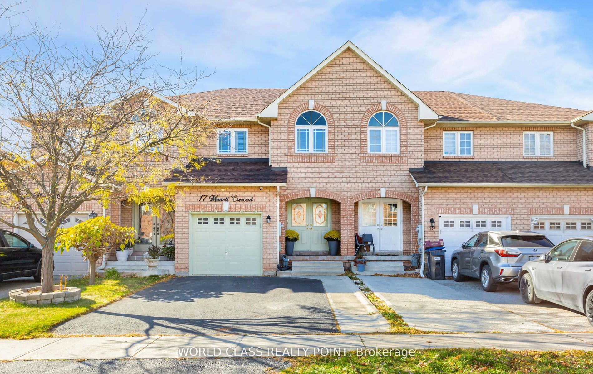 17 Manett Crescent E Property Photo 2