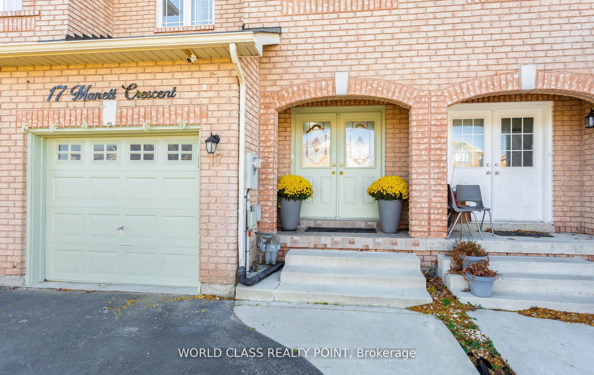 17 Manett Crescent E Property Photo 3