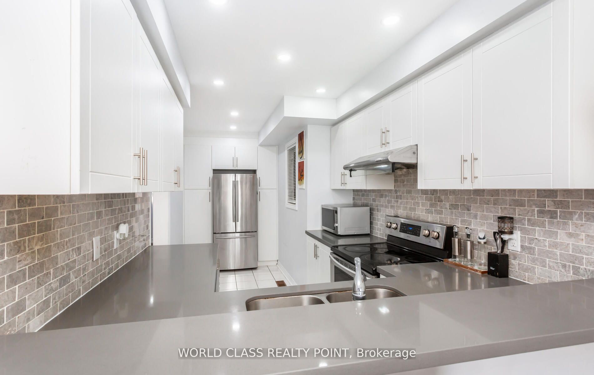 17 Manett Crescent E Property Photo 14