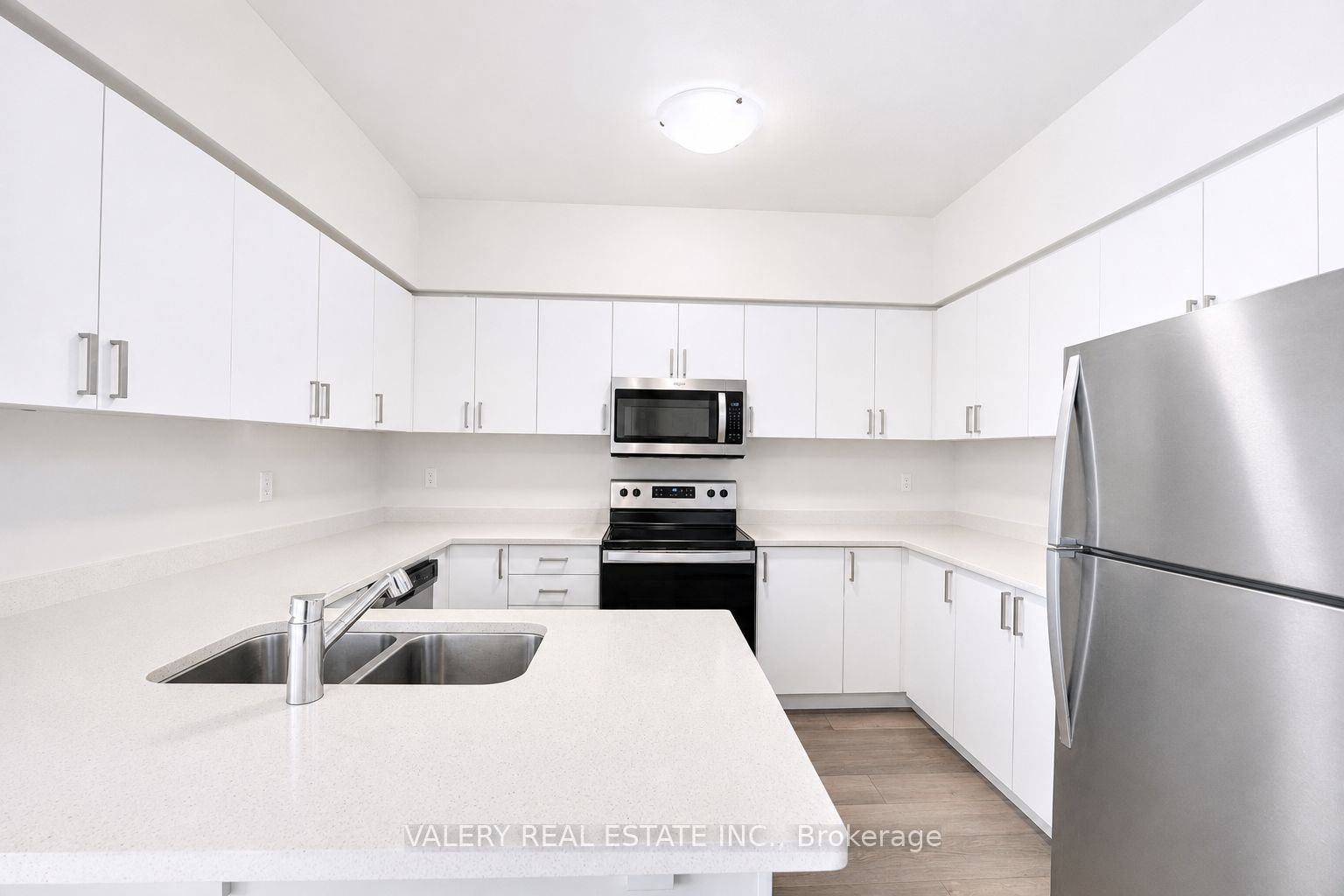20 Woodstream Drive 15 Property Photo 4